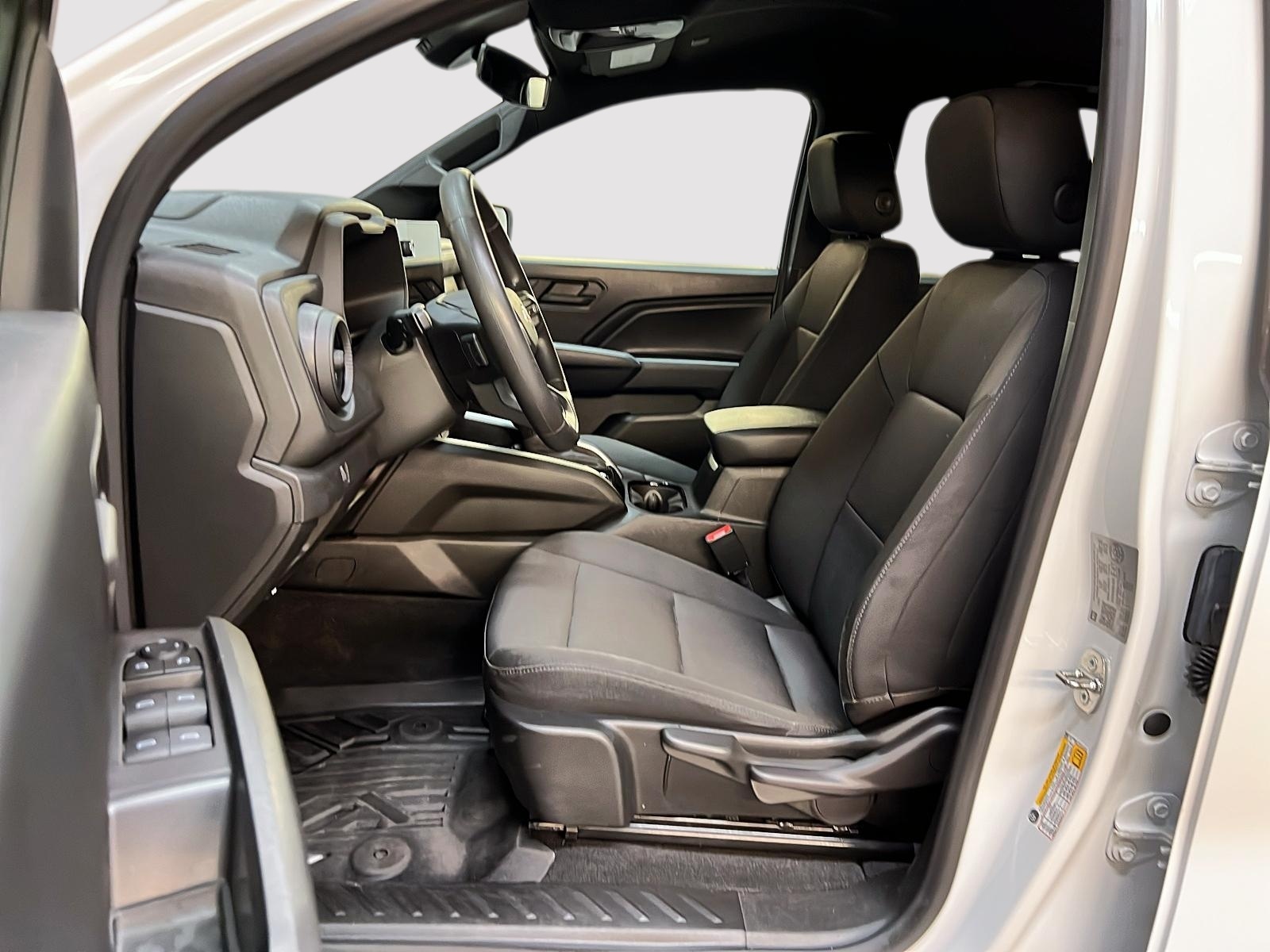 Chevrolet Colorado WT PREFERRED CREW CAB 4X4 2023 - image #7