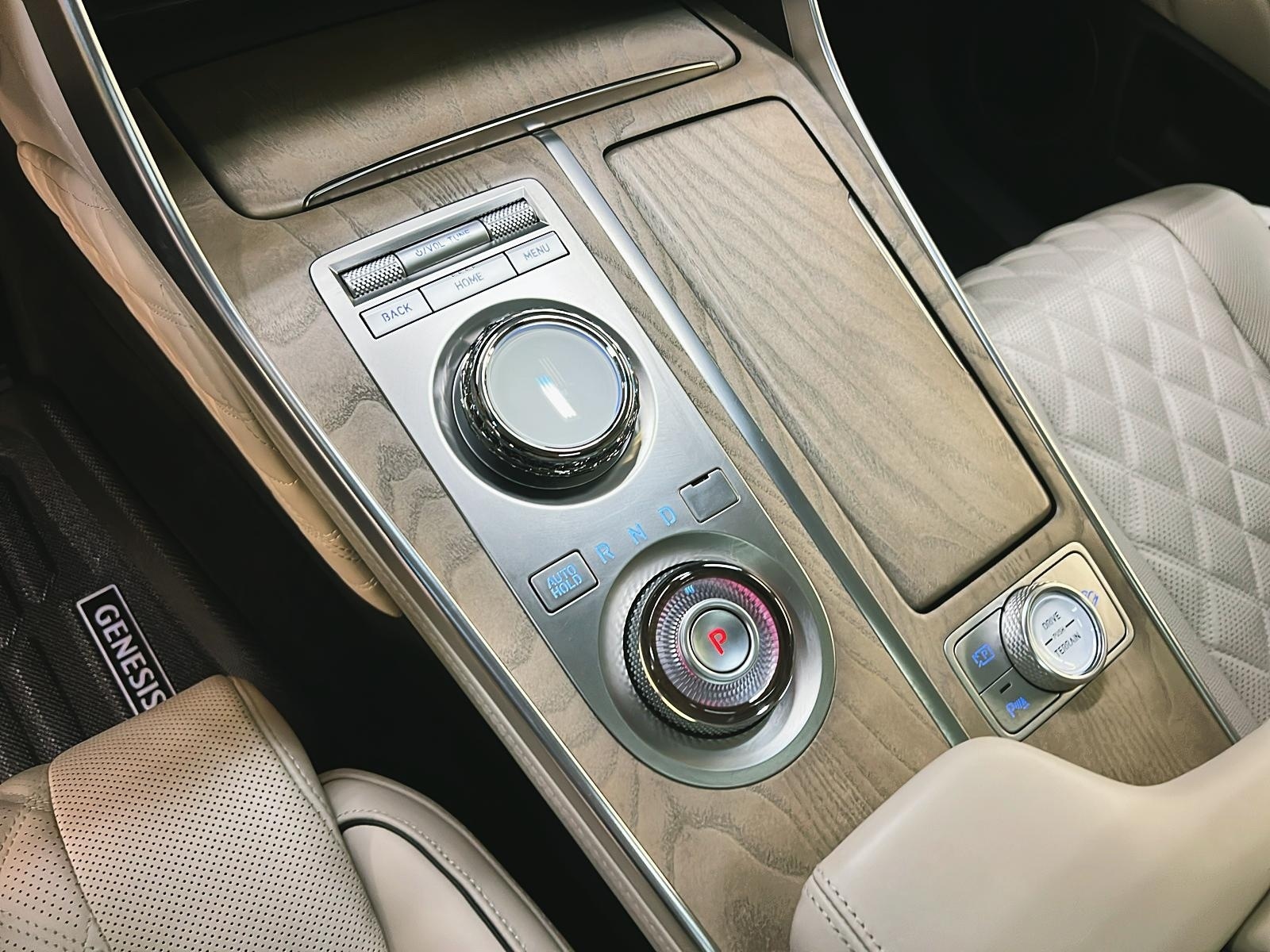Genesis GV80 PRESTIGE 3.5T CUIR TOIT NAV 4RM 2024 - image #17