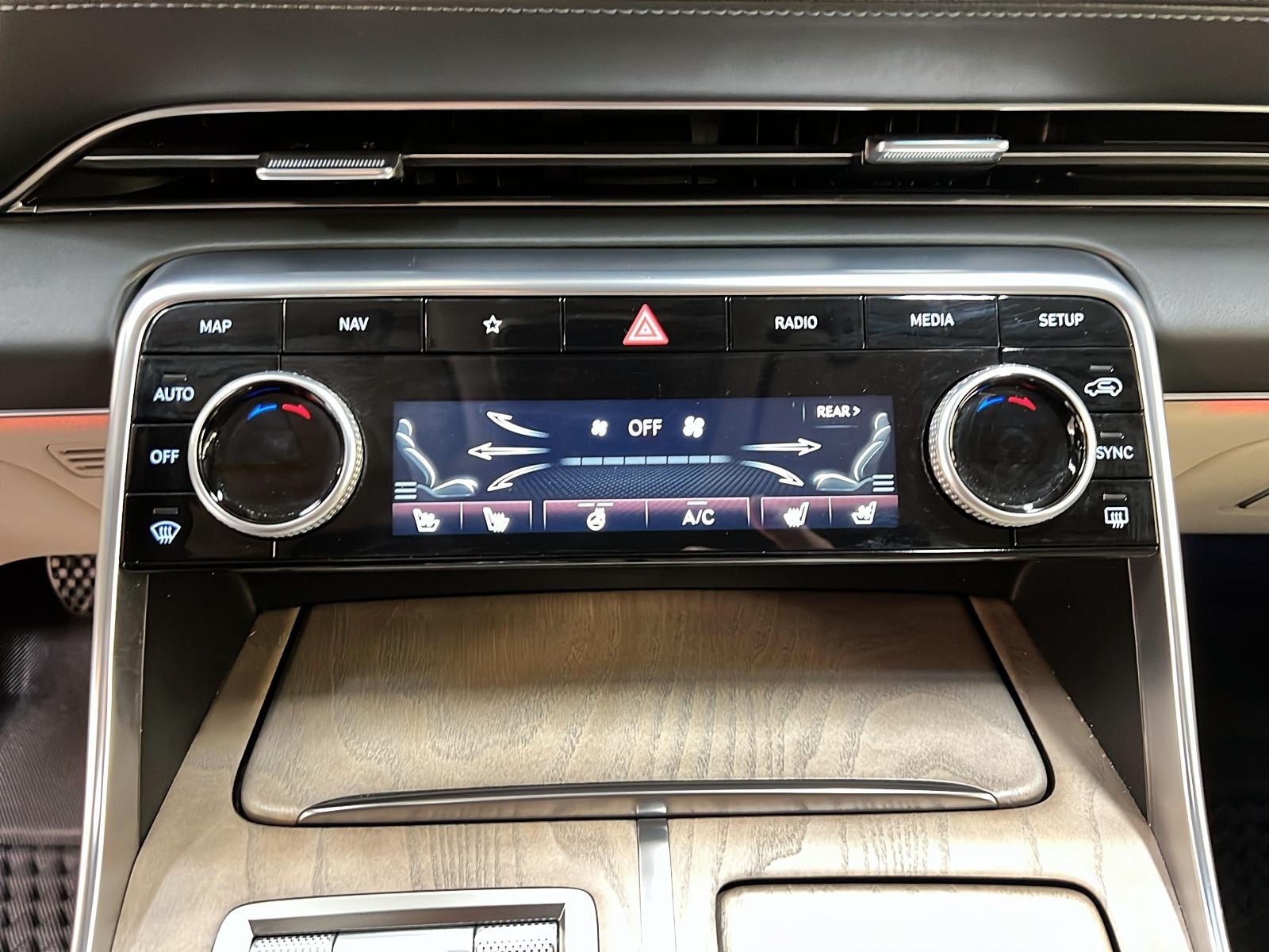 Genesis GV80 PRESTIGE 3.5T CUIR TOIT NAV 4RM 2024 - image #18