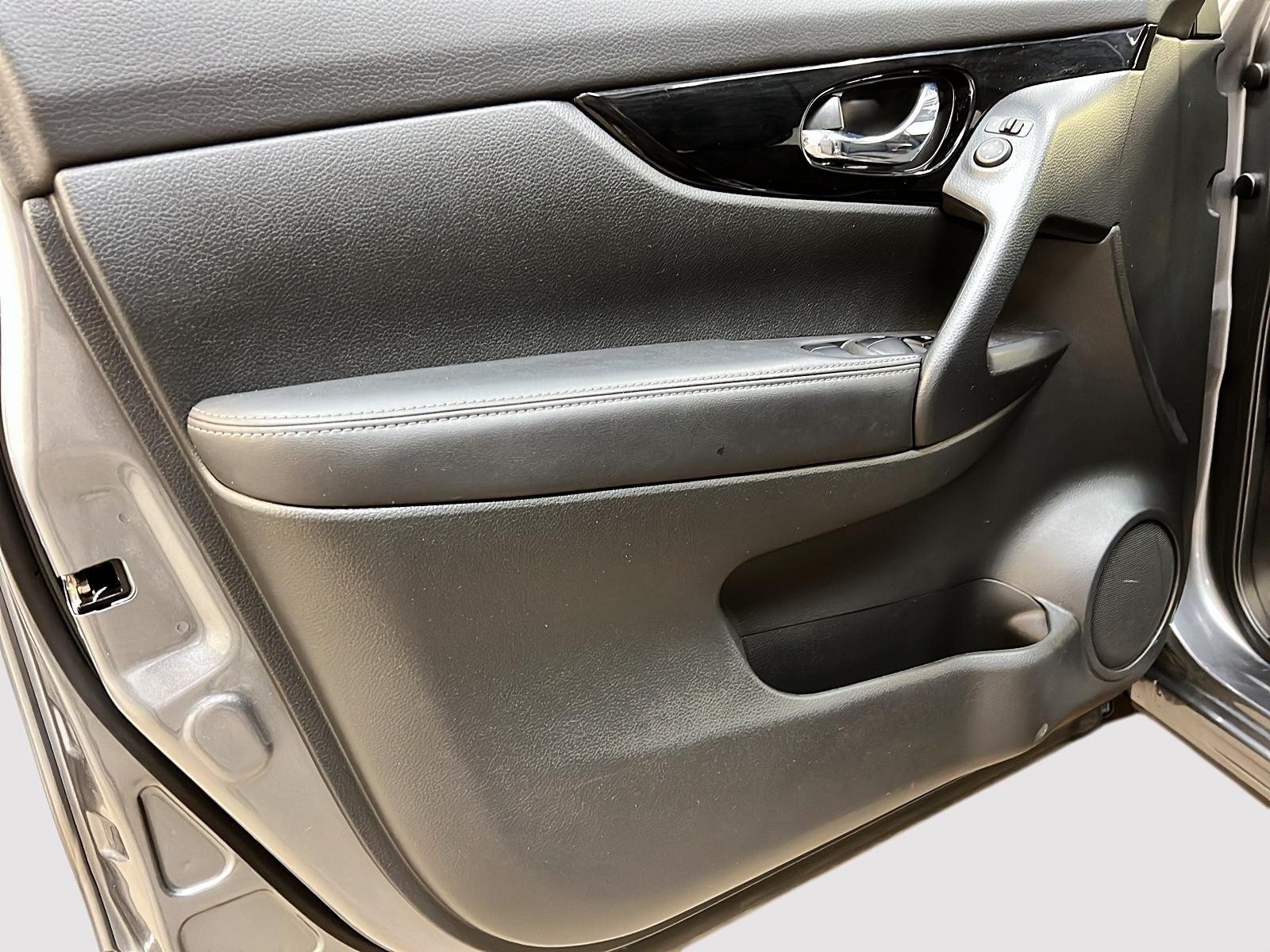 Nissan Qashqai SV TOIT 4RM 2023 - image #24