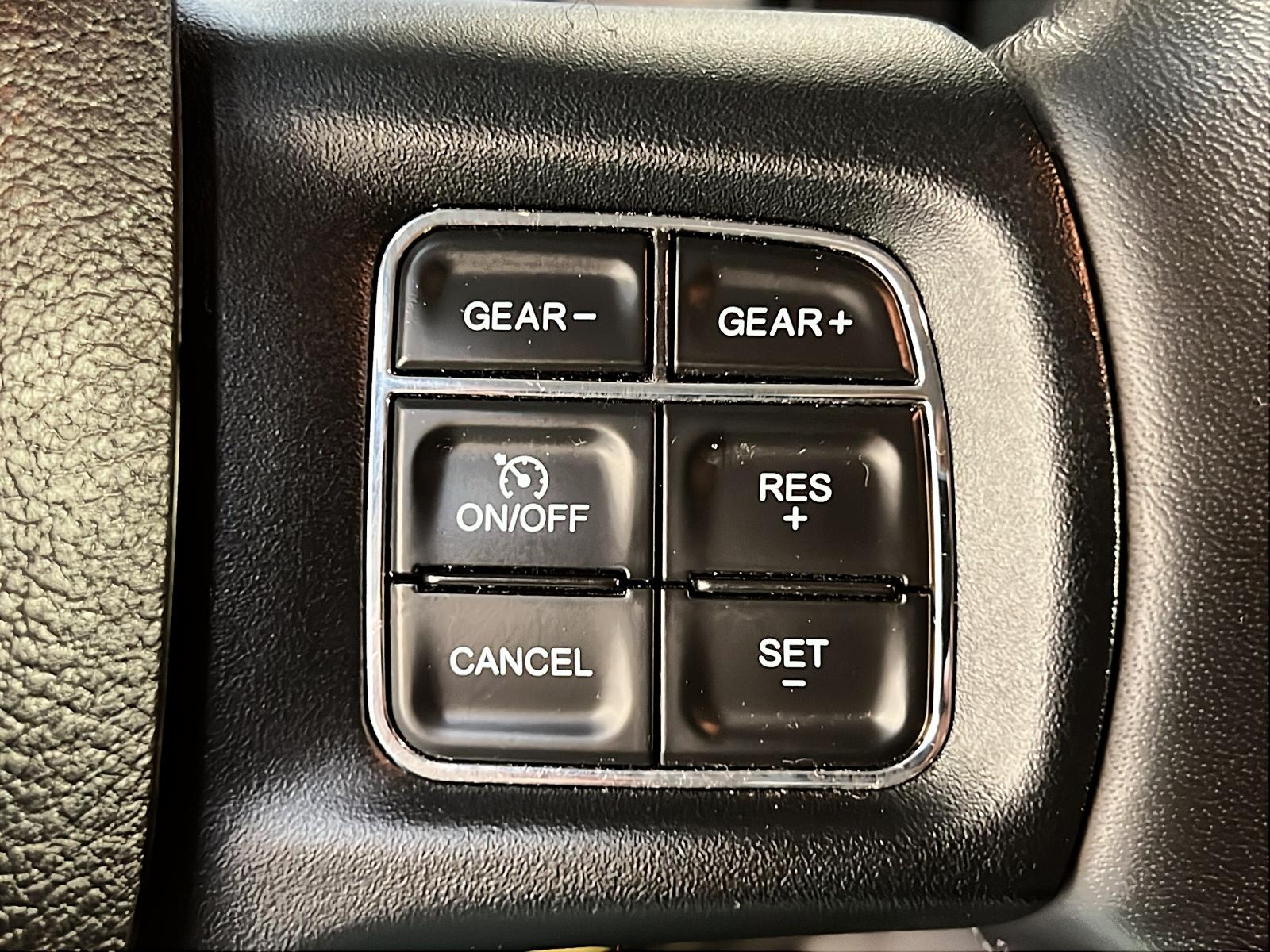 RAM 1500 Classic EXPRESS NIGHT CREW CAB 4X4 2023 - image #20