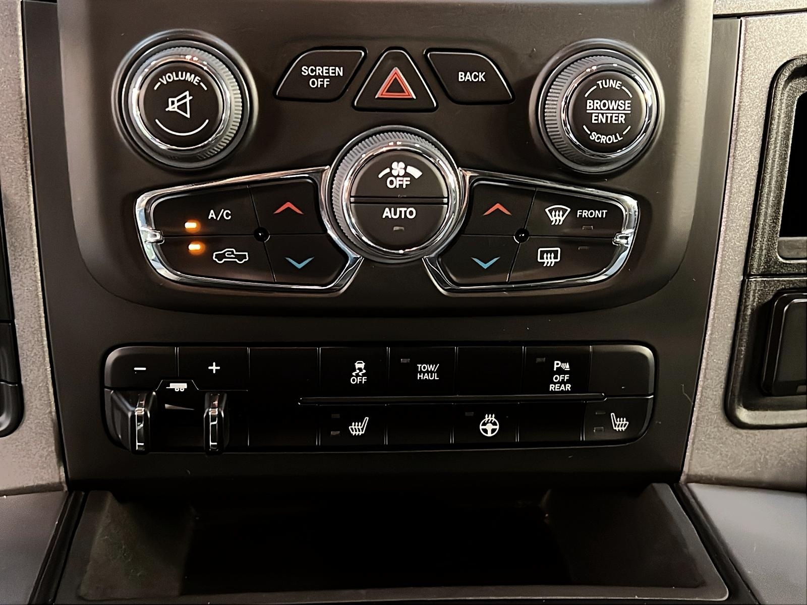 RAM 1500 Classic EXPRESS NIGHT CREW CAB 4X4 2023 - image #15