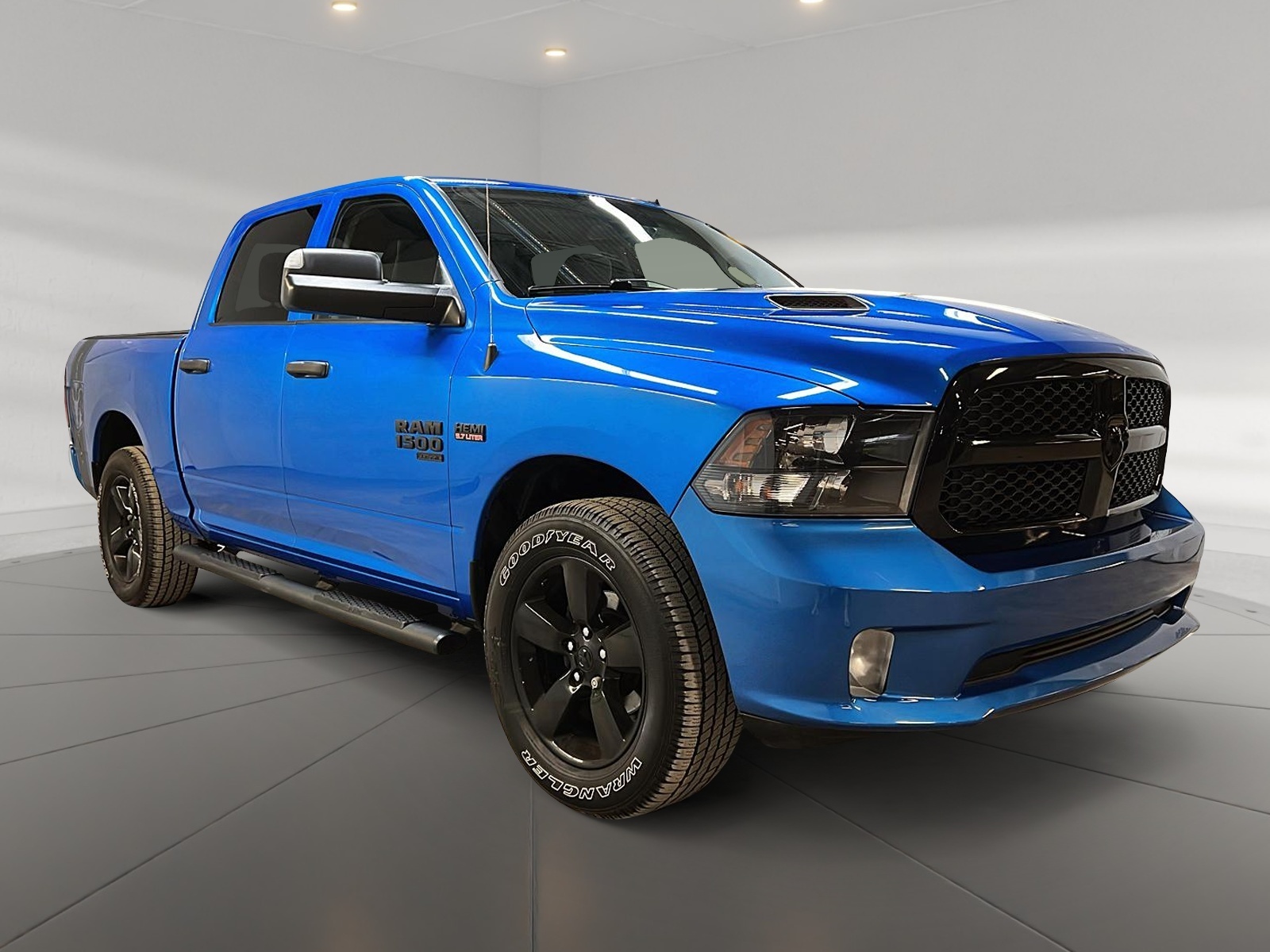 RAM 1500 Classic EXPRESS NIGHT CREW CAB 4X4 2023 - image #3