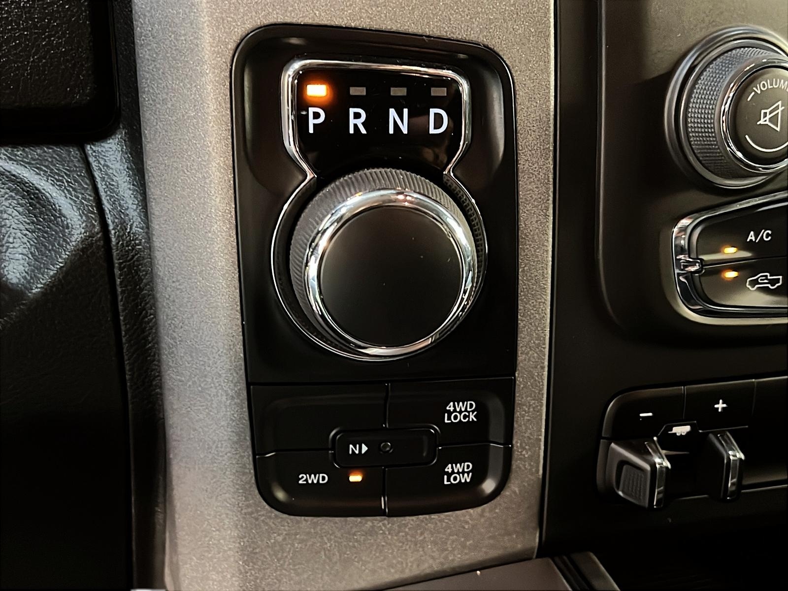 RAM 1500 Classic EXPRESS NIGHT CREW CAB 4X4 2023 - image #14