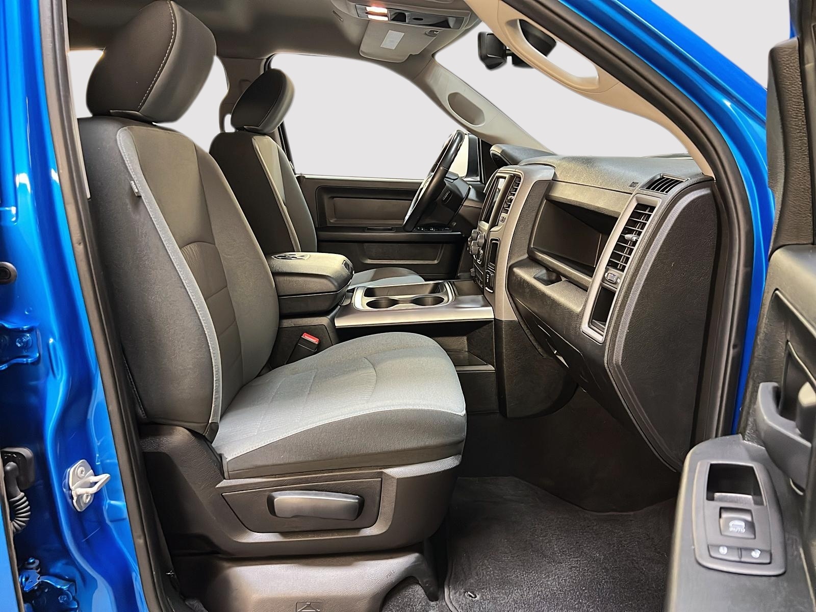 RAM 1500 Classic EXPRESS NIGHT CREW CAB 4X4 2023 - image #8