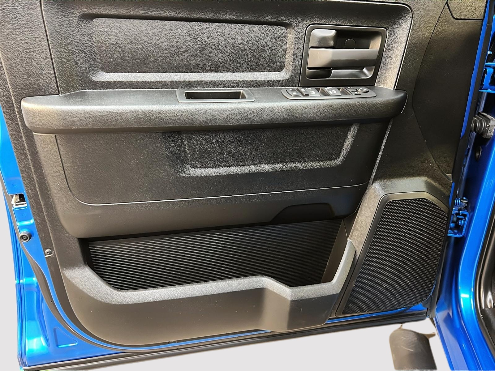 RAM 1500 Classic EXPRESS NIGHT CREW CAB 4X4 2023 - image #24