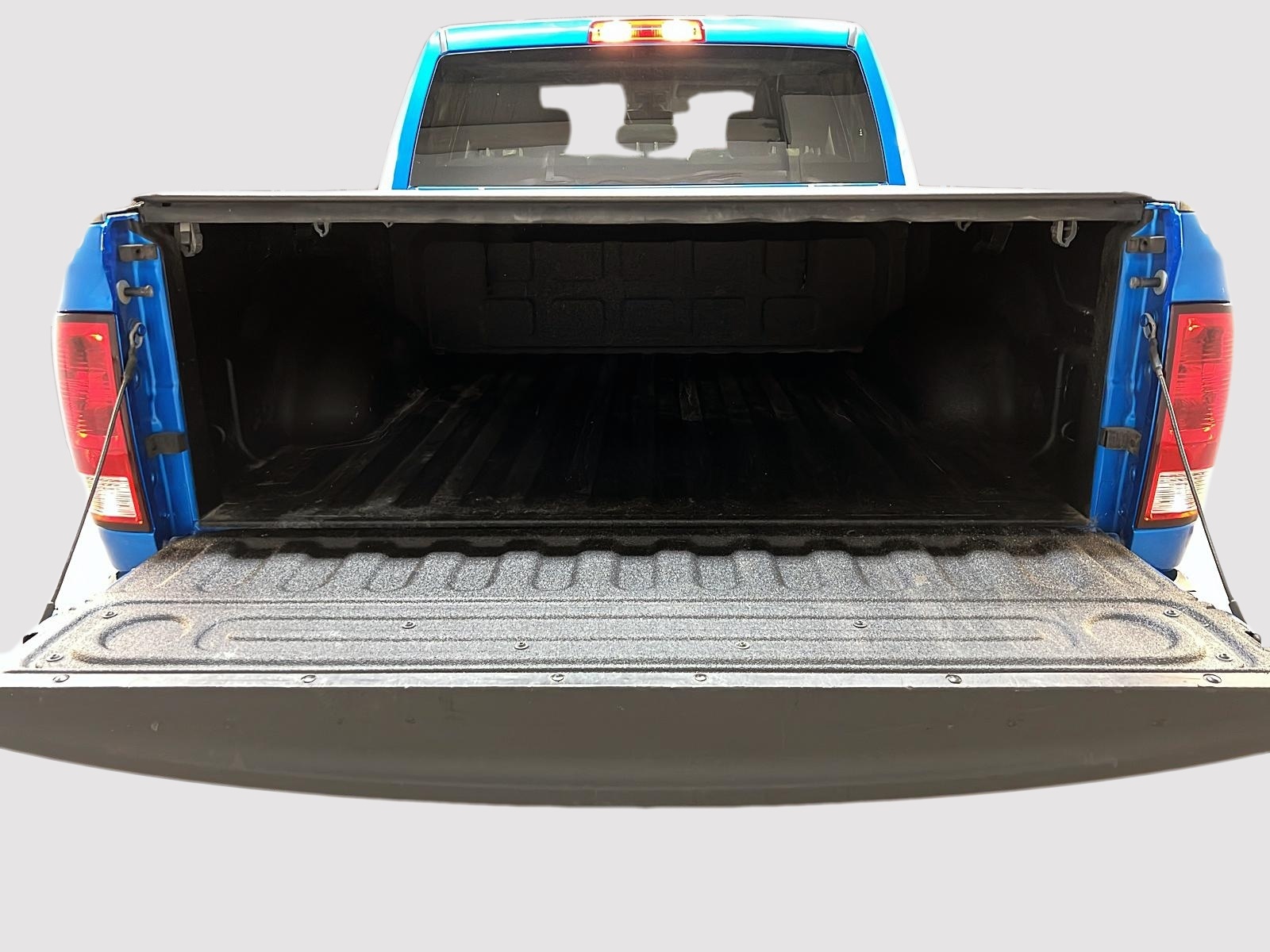 RAM 1500 Classic EXPRESS NIGHT CREW CAB 4X4 2023 - image #13