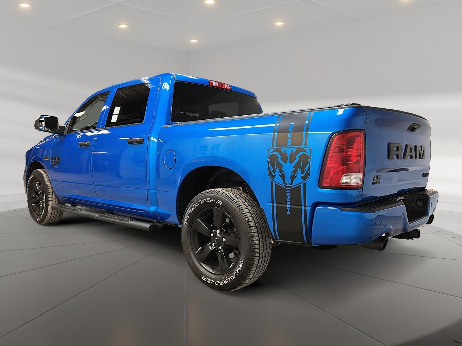 RAM 1500 Classic EXPRESS NIGHT CREW CAB 4X4 2023 - image #6