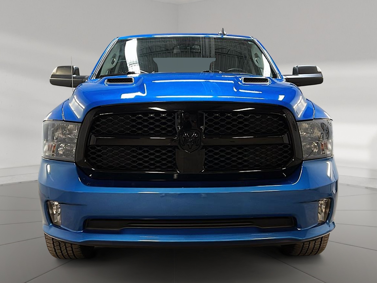 RAM 1500 Classic EXPRESS NIGHT CREW CAB 4X4 2023 - image #2