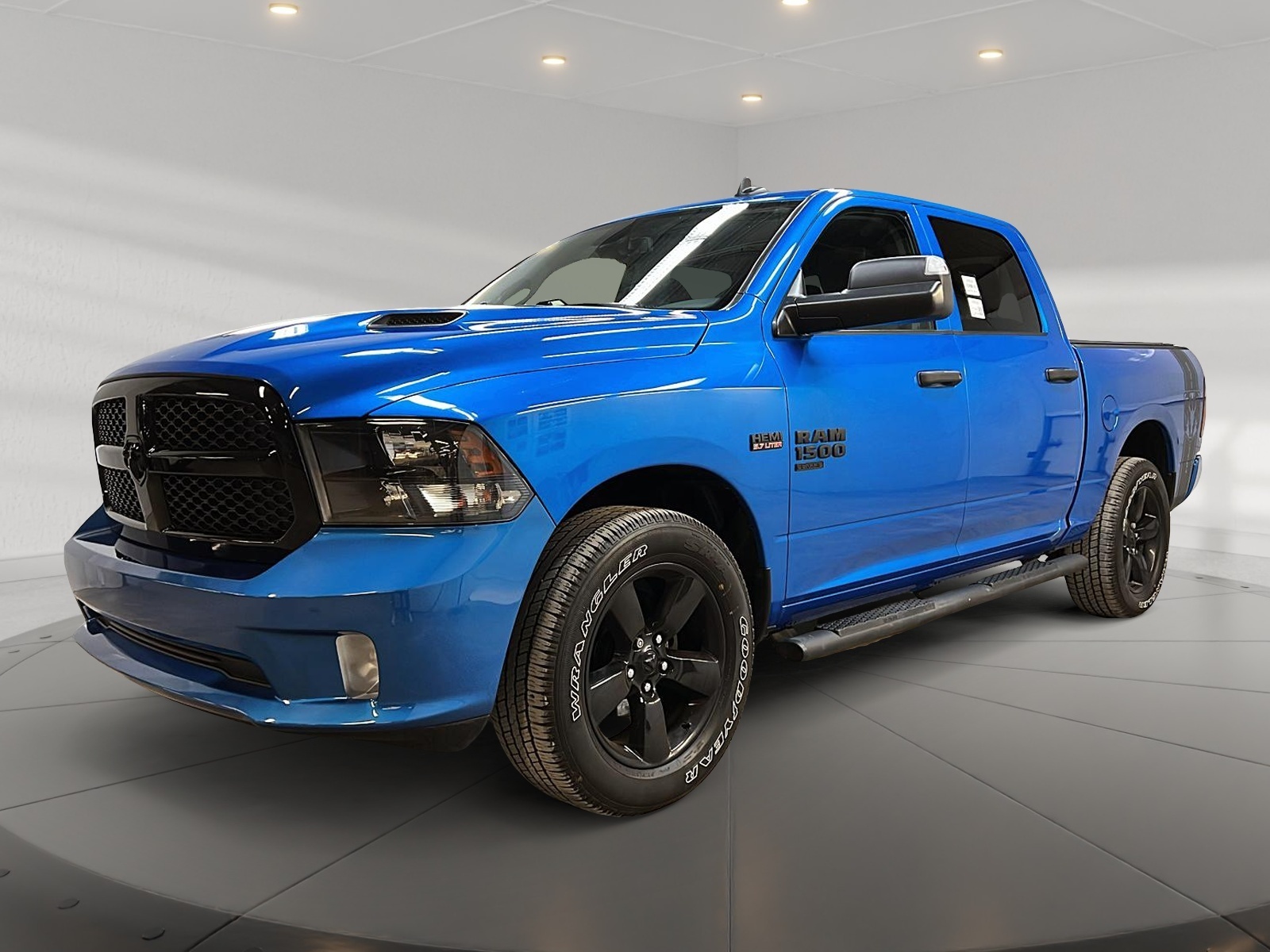 RAM 1500 Classic EXPRESS NIGHT CREW CAB 4X4 2023 - image #1