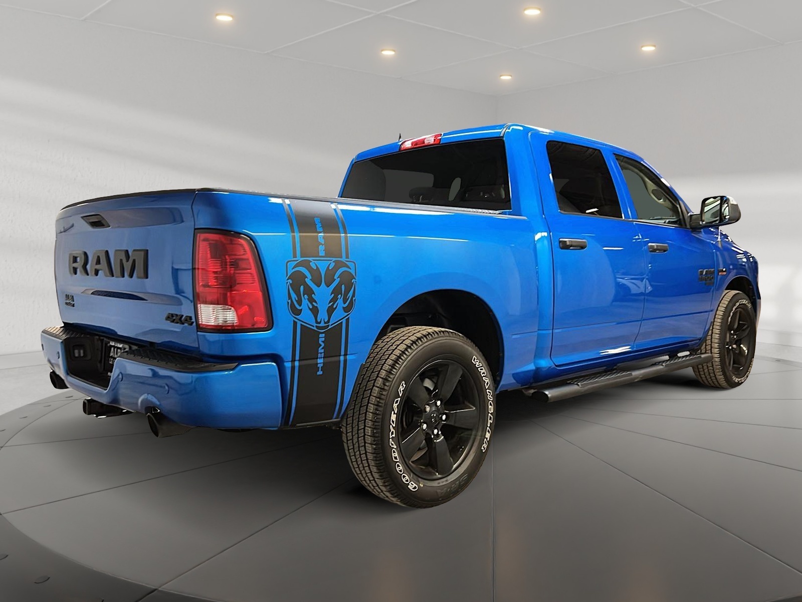 RAM 1500 Classic EXPRESS NIGHT CREW CAB 4X4 2023 - image #4