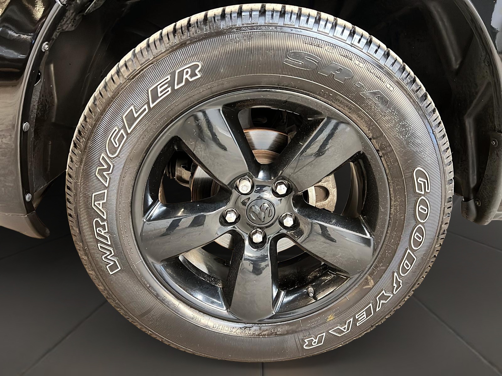 RAM 1500 Classic EXPRESS NIGHT CREW CAB 4X4 2023 - image #26