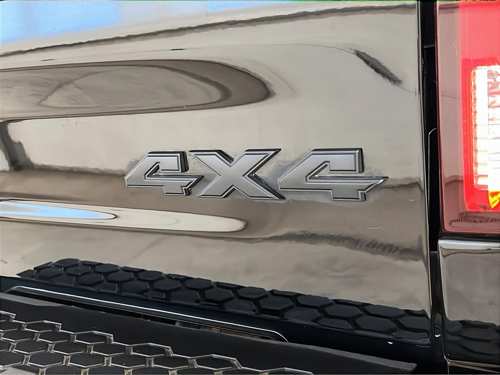 RAM 1500 Classic EXPRESS NIGHT CREW CAB 4X4 2023 - image #25