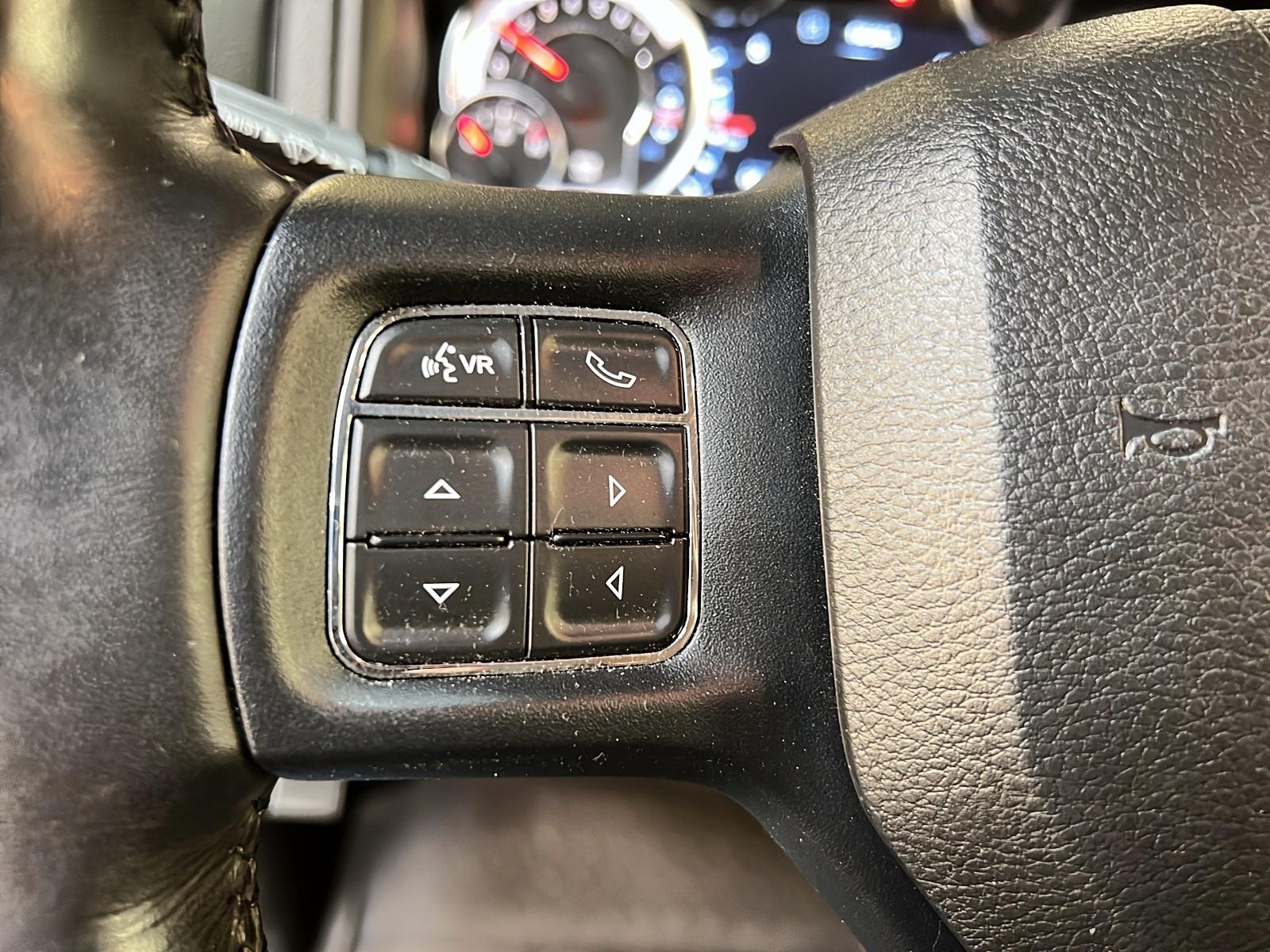 RAM 1500 Classic EXPRESS NIGHT CREW CAB 4X4 2023 - image #18