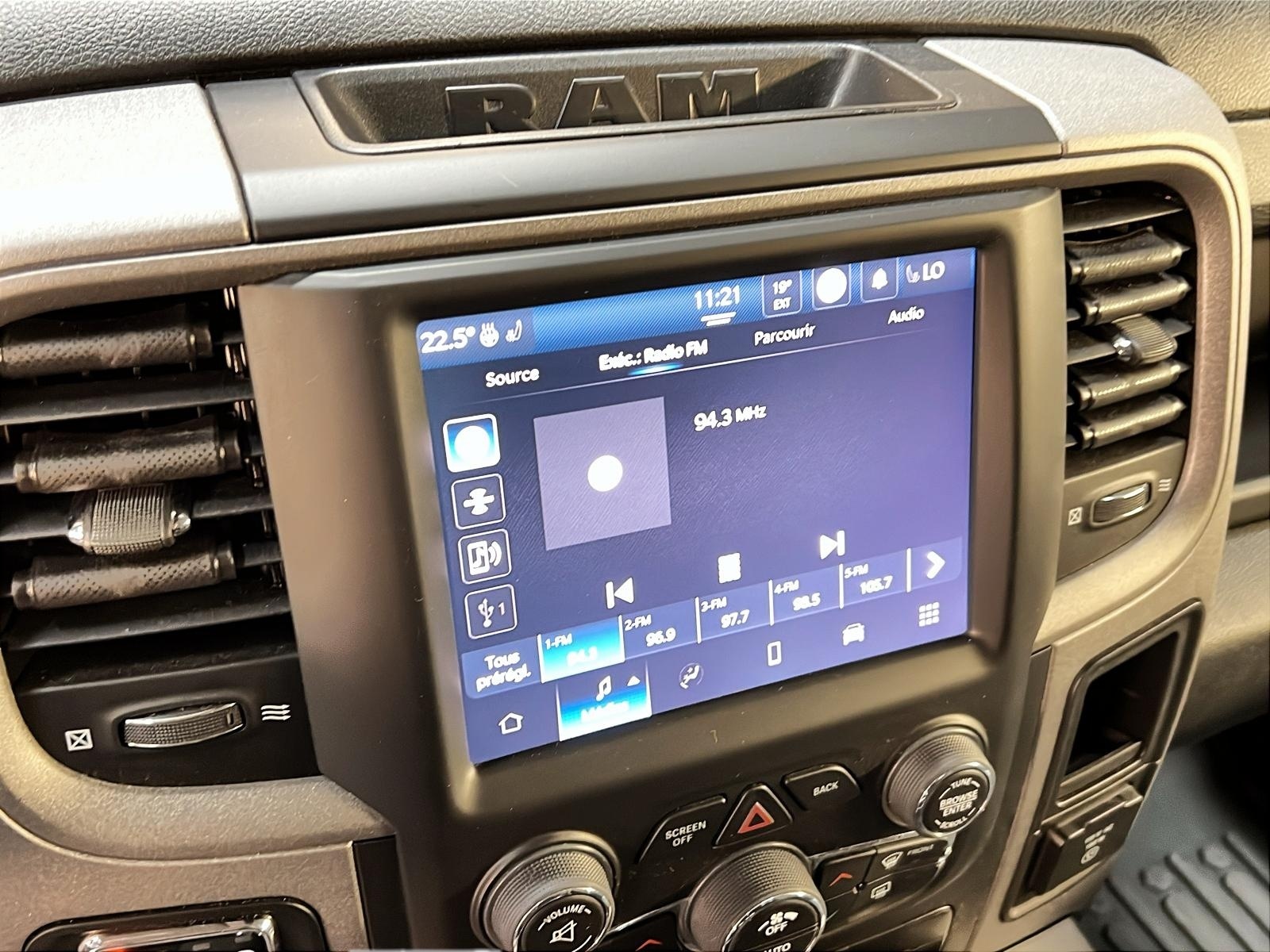 RAM 1500 Classic EXPRESS NIGHT CREW CAB 4X4 2023 - image #15