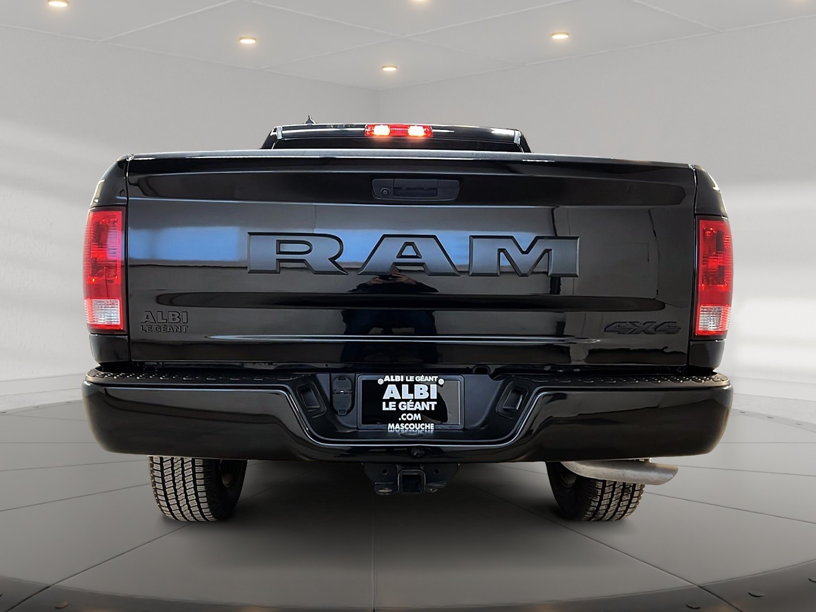 RAM 1500 Classic EXPRESS NIGHT CREW CAB 4X4 2023 - image #5