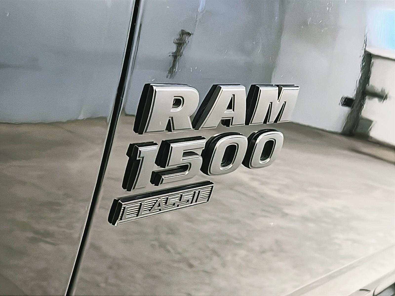 RAM 1500 Classic EXPRESS NIGHT CREW CAB 4X4 2023 - image #23
