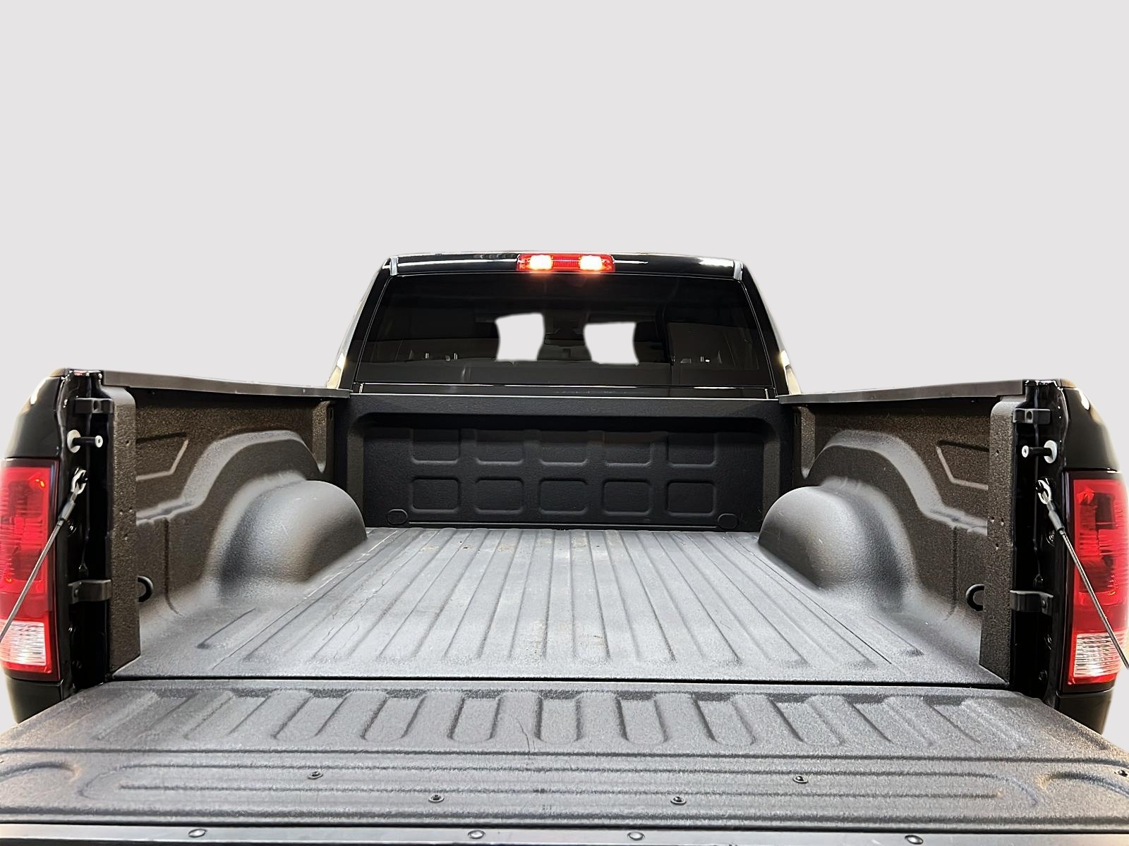 RAM 1500 Classic EXPRESS NIGHT CREW CAB 4X4 2023 - image #12