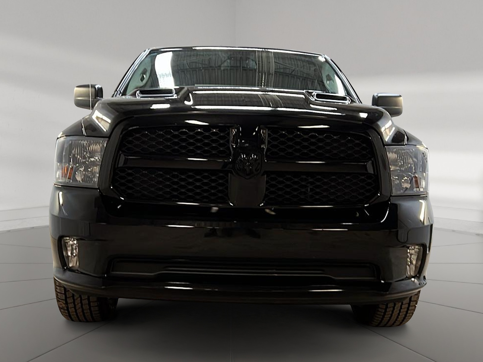 RAM 1500 Classic EXPRESS NIGHT CREW CAB 4X4 2023 - image #2