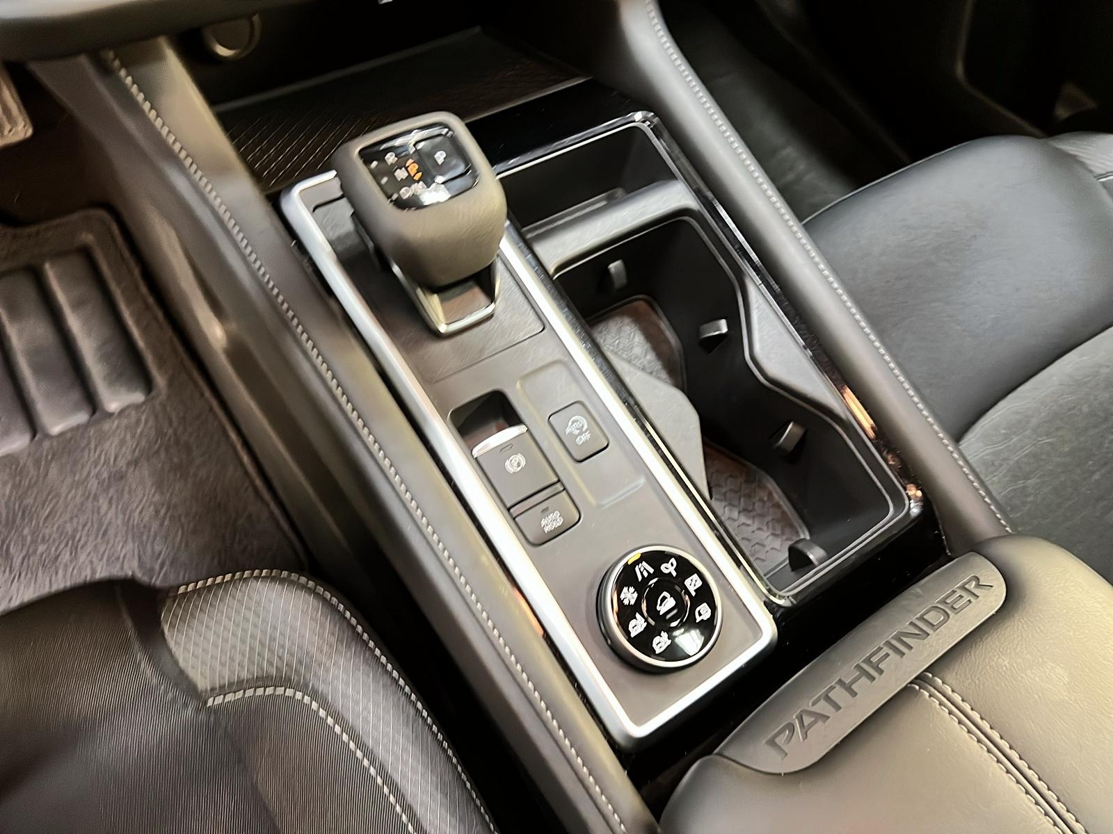 Nissan Pathfinder SV TOIT PANO 4RM 2024 - image #17