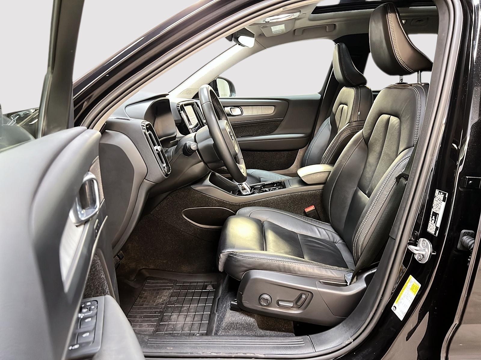 Volvo XC40 B5 ULTIMATE CUIR TOIT PANO NAV 4RM 2024 - image #7