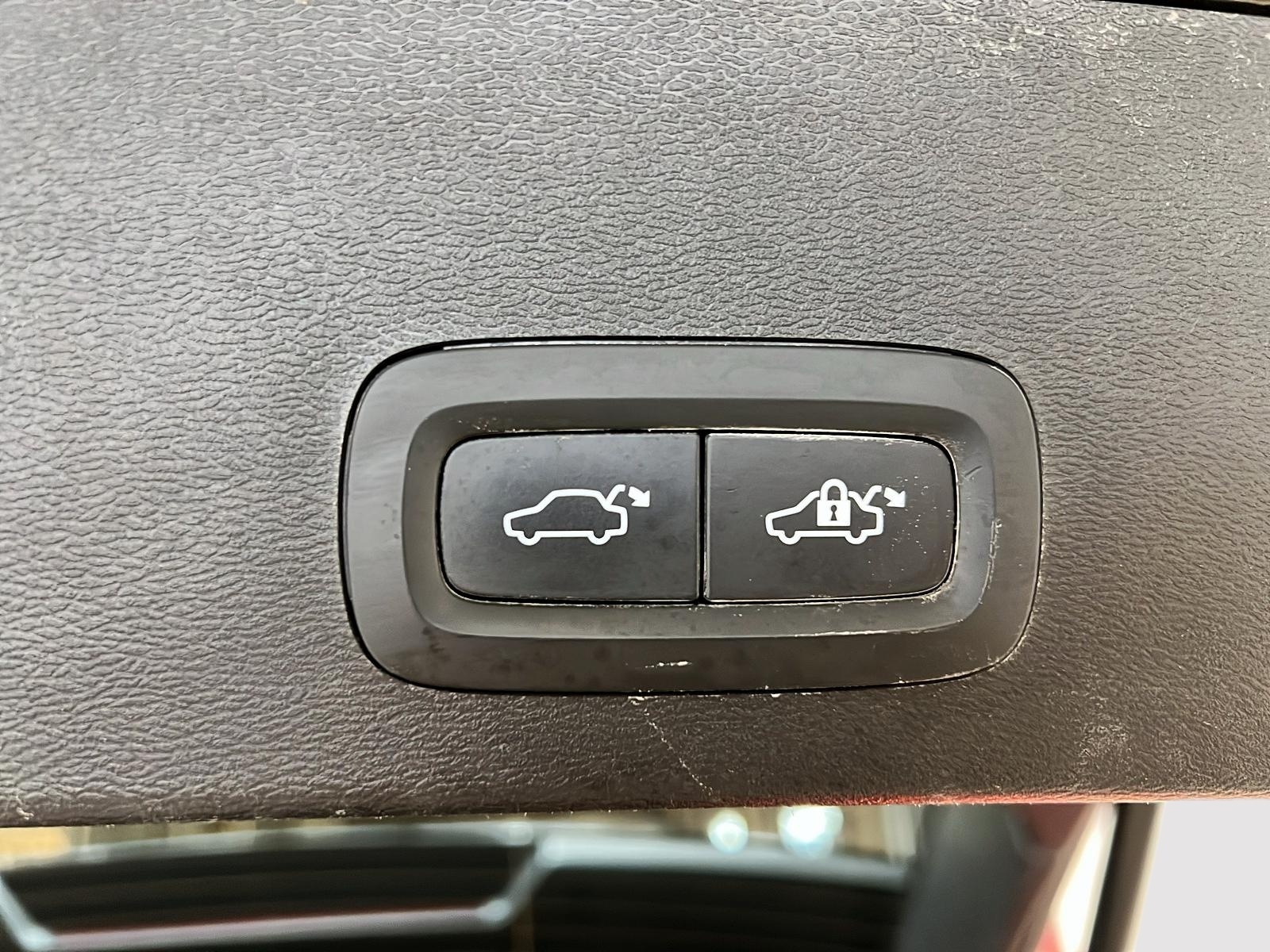 Volvo XC40 B5 ULTIMATE CUIR TOIT PANO NAV 4RM 2024 - image #13