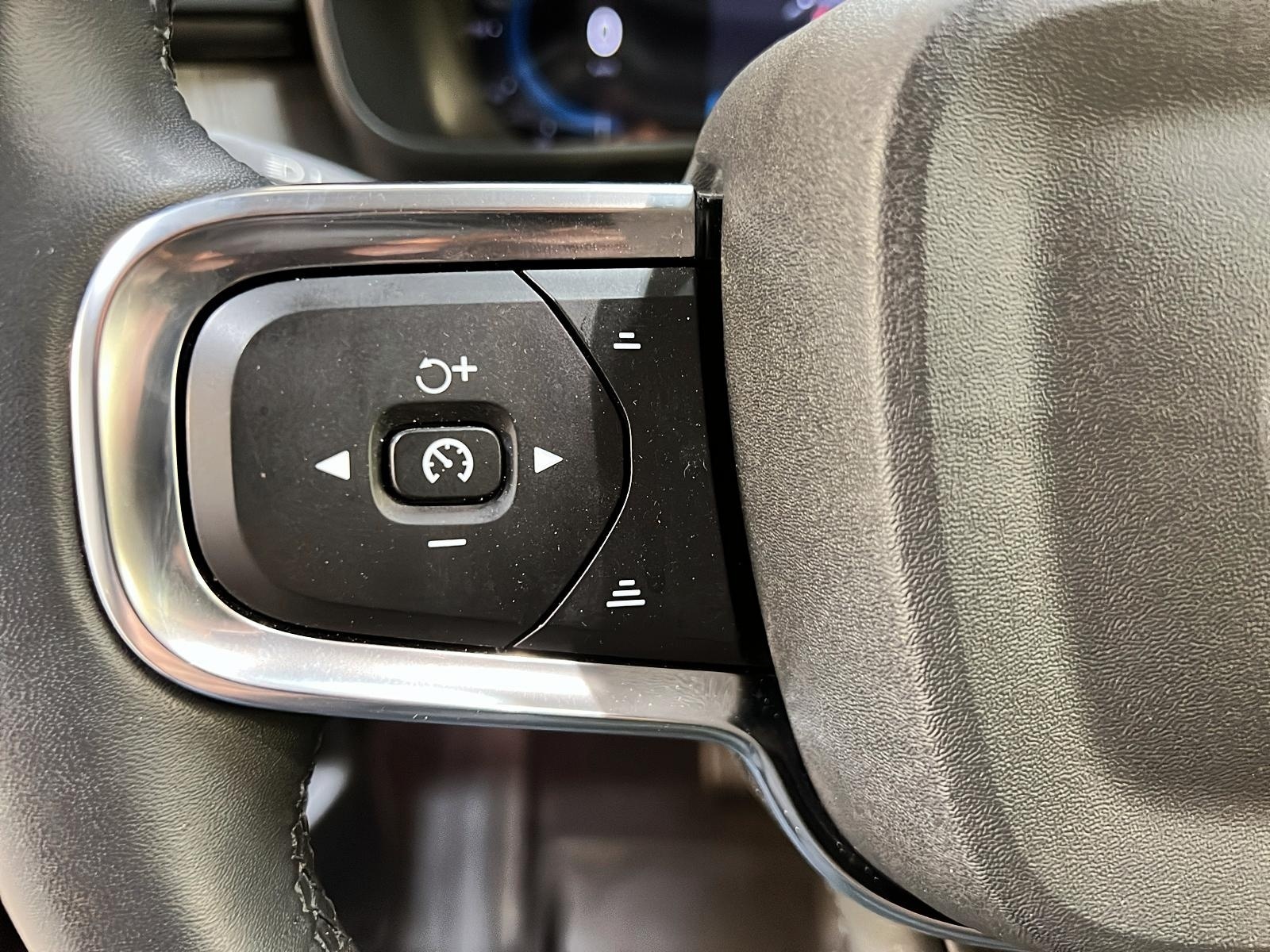 Volvo XC40 B5 ULTIMATE CUIR TOIT PANO NAV 4RM 2024 - image #21