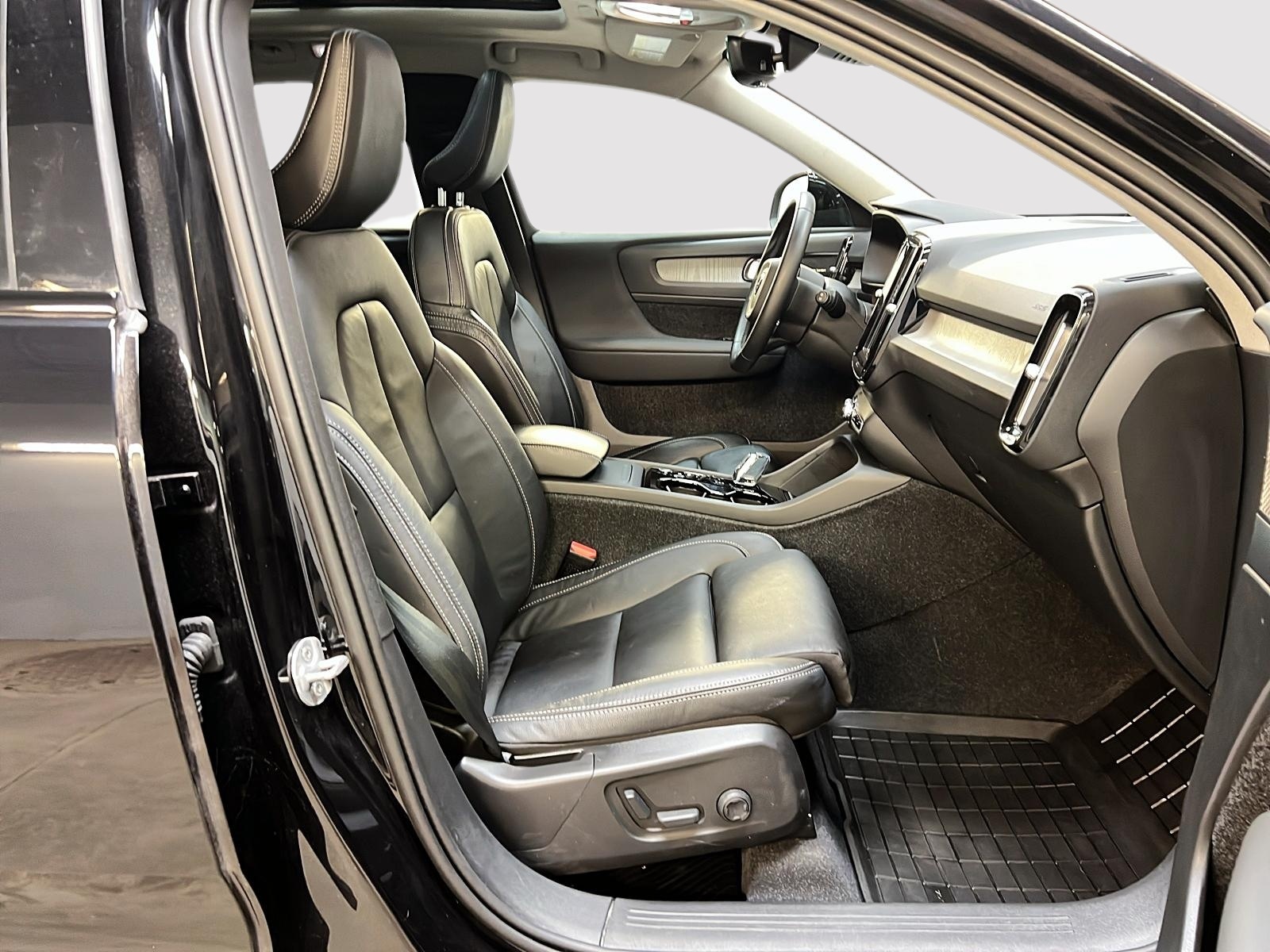 Volvo XC40 B5 ULTIMATE CUIR TOIT PANO NAV 4RM 2024 - image #8