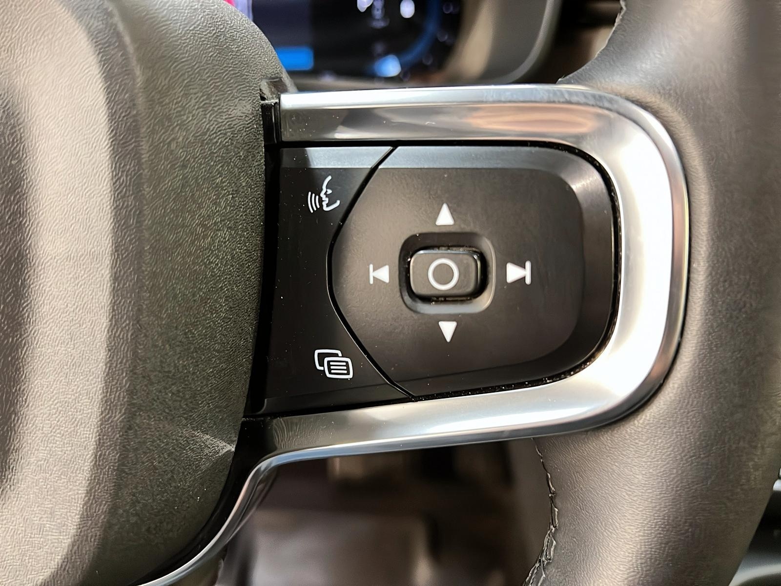 Volvo XC40 B5 ULTIMATE CUIR TOIT PANO NAV 4RM 2024 - image #20