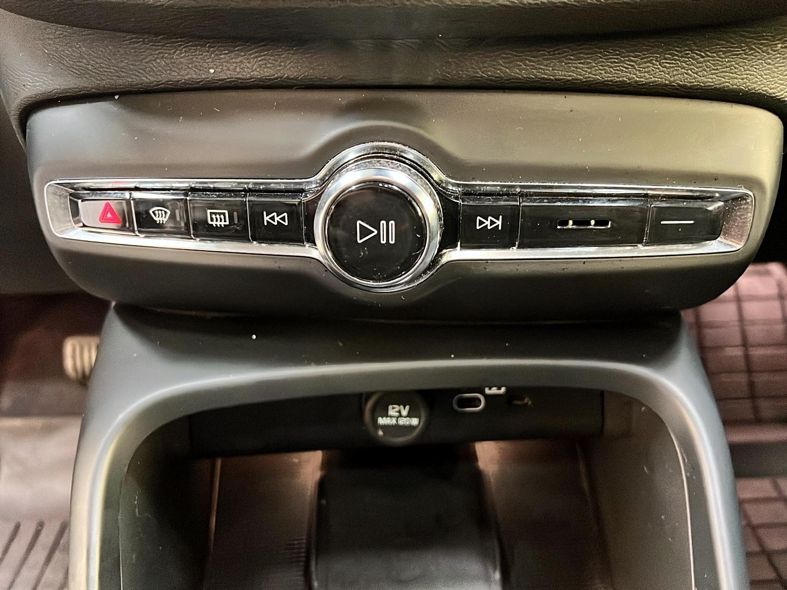 Volvo XC40 B5 ULTIMATE CUIR TOIT PANO NAV 4RM 2024 - image #15