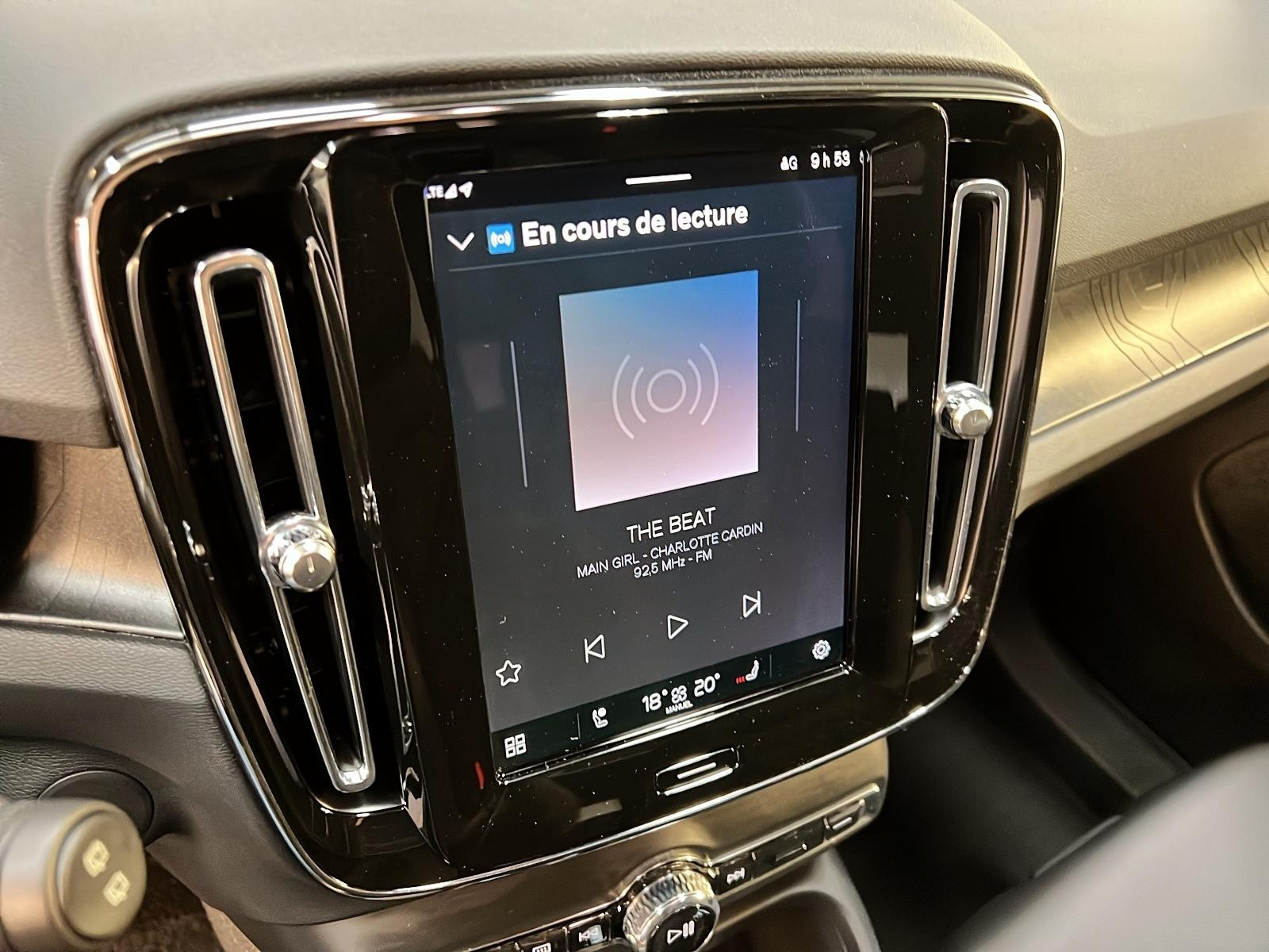 Volvo XC40 RECHARGE PLUS CUIR TOIT PANO NAV 4RM 2024 - image #17