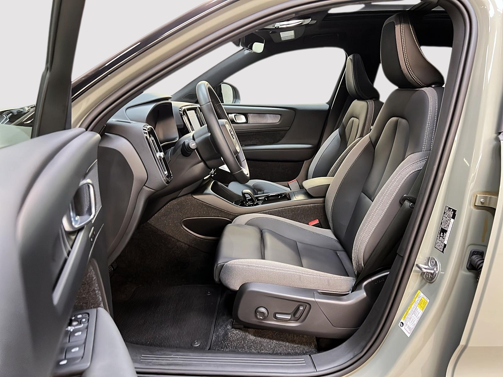 Volvo XC40 RECHARGE PLUS CUIR TOIT PANO NAV 4RM 2024 - image #7