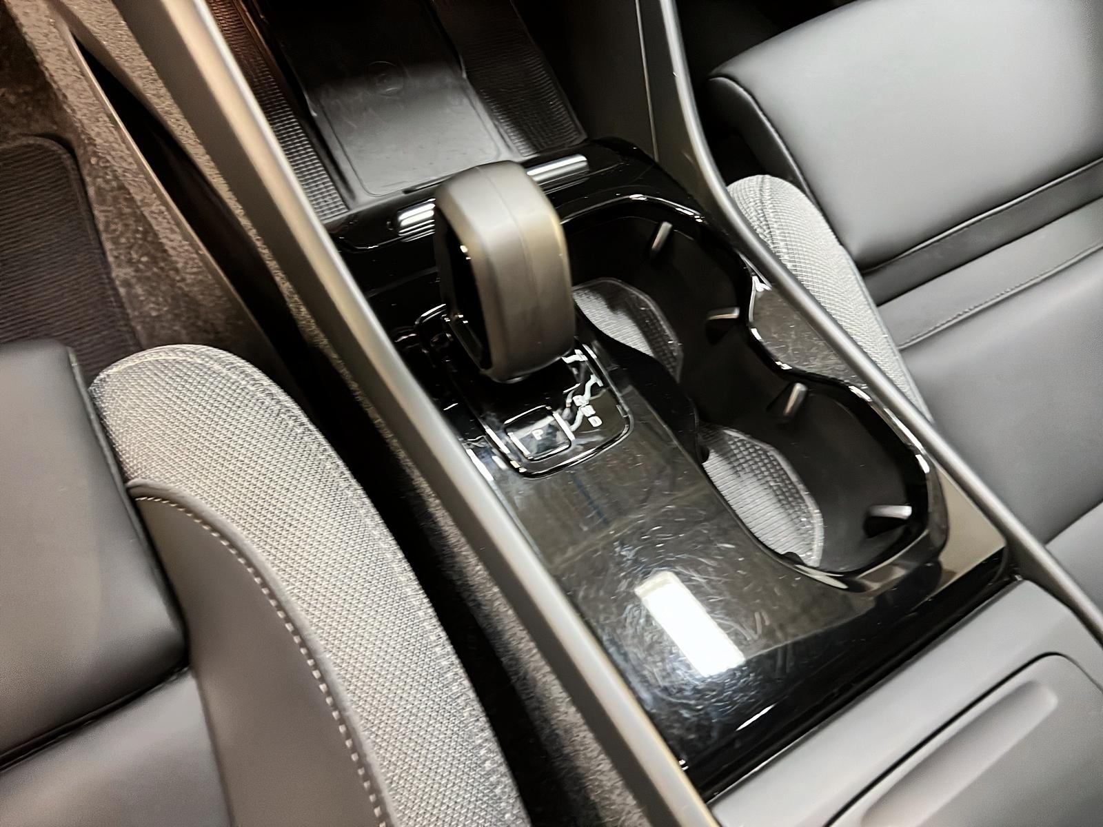 Volvo XC40 RECHARGE PLUS CUIR TOIT PANO NAV 4RM 2024 - image #15