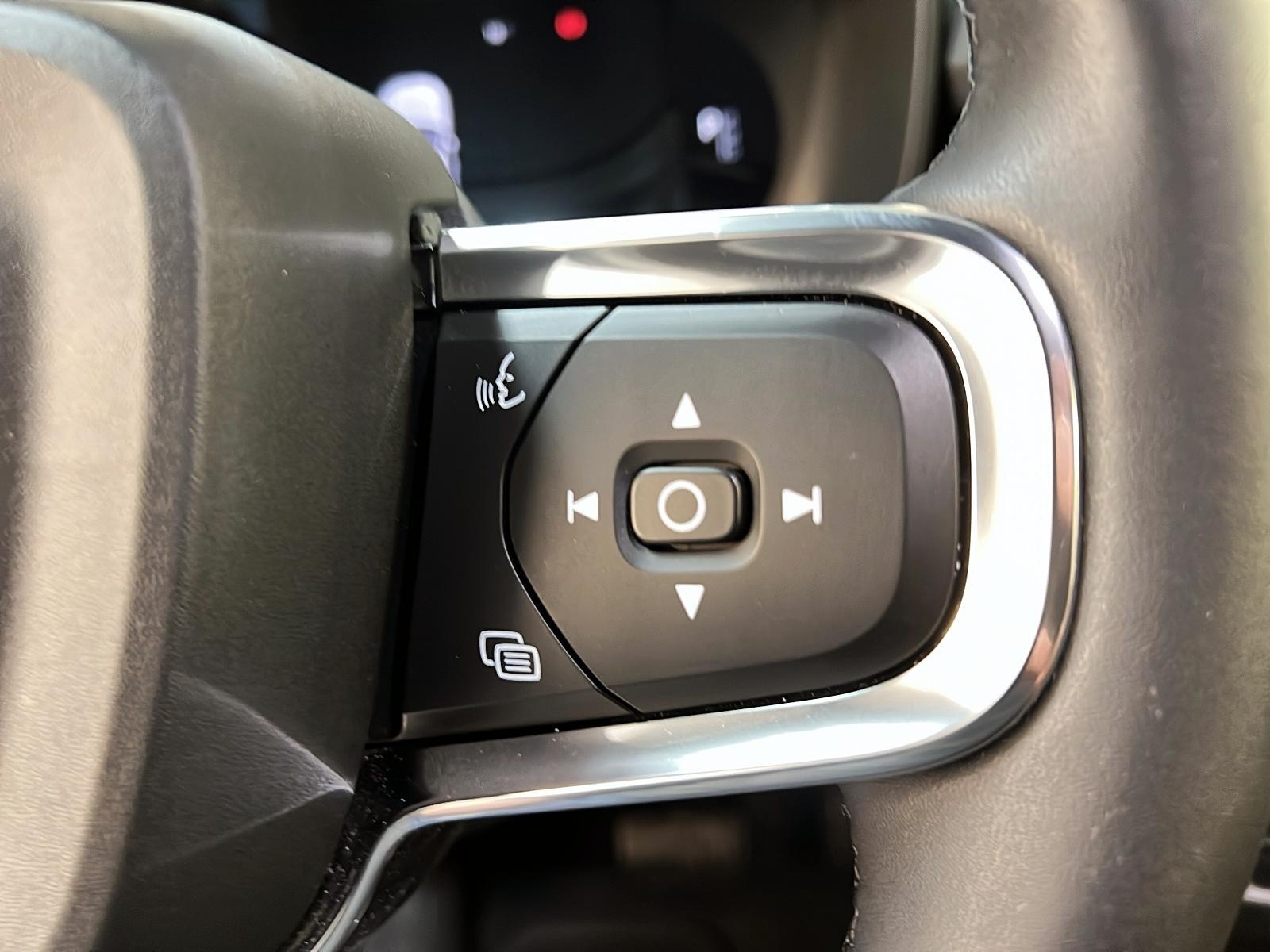 Volvo XC40 RECHARGE PLUS CUIR TOIT PANO NAV 4RM 2024 - image #20