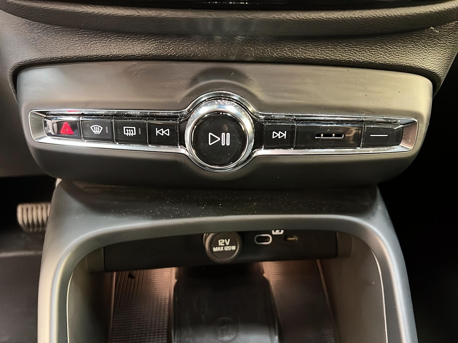 Volvo XC40 RECHARGE PLUS CUIR TOIT PANO NAV 4RM 2024 - image #16