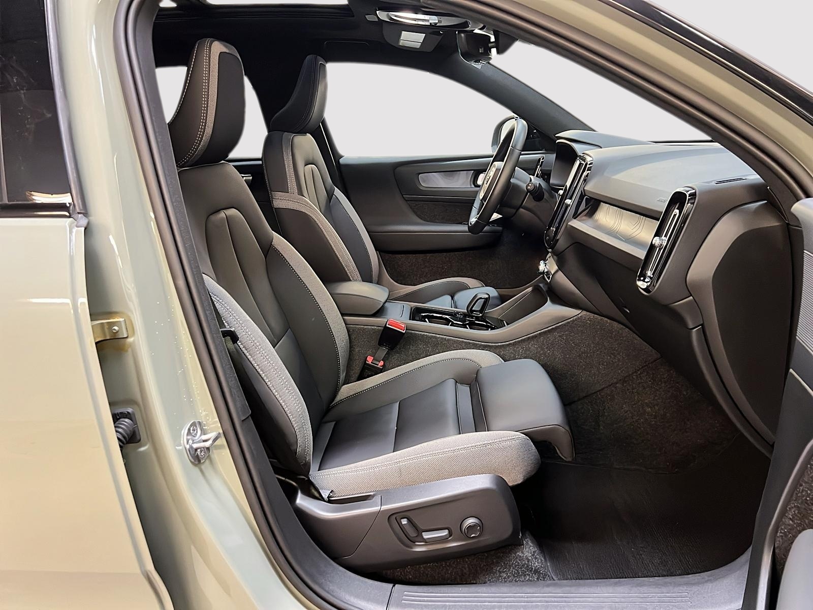 Volvo XC40 RECHARGE PLUS CUIR TOIT PANO NAV 4RM 2024 - image #8
