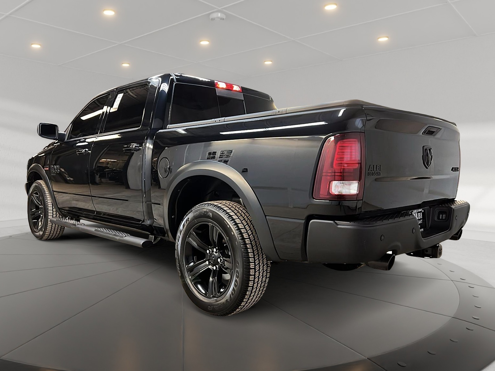 RAM 1500 Classic WARLOCK 5.7L CREW CAB 4X4 2023 - image #6