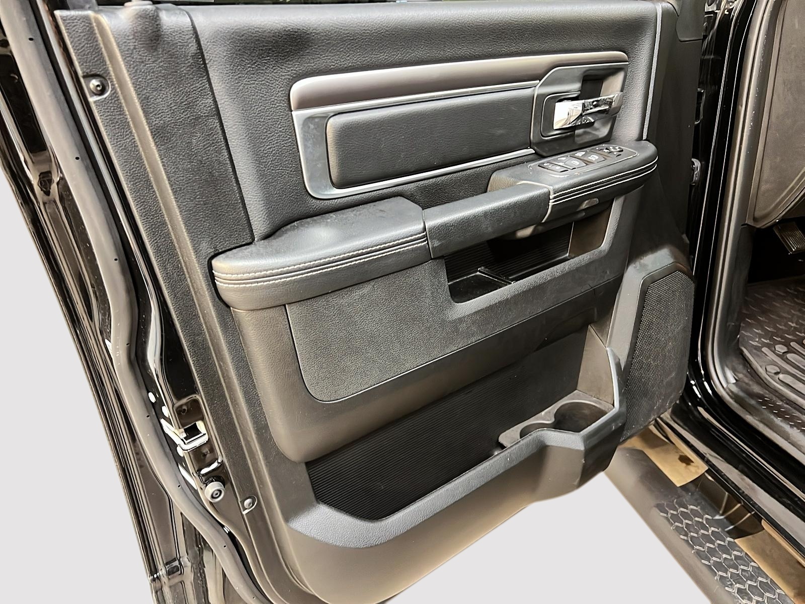 RAM 1500 Classic WARLOCK 5.7L CREW CAB 4X4 2023 - image #23