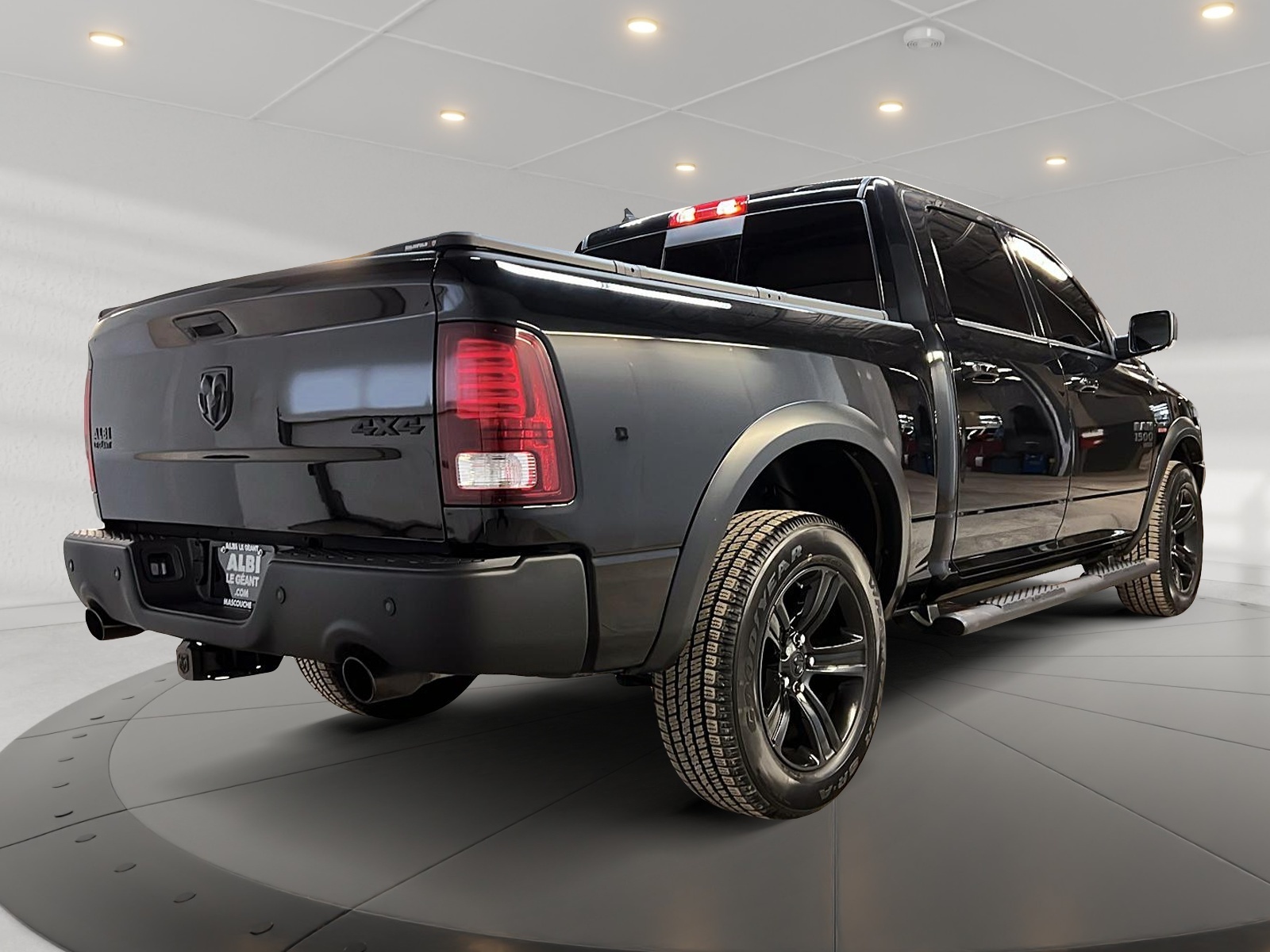 RAM 1500 Classic WARLOCK 5.7L CREW CAB 4X4 2023 - image #4