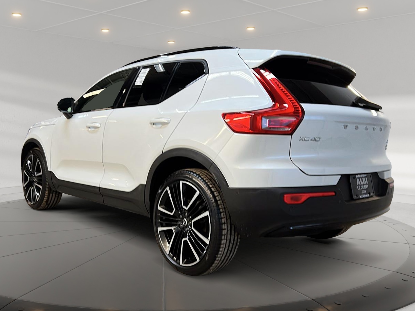Volvo XC40 ULTIMATE DARK CUIR TOIT PANO NAV 4RM 2023 - image #6
