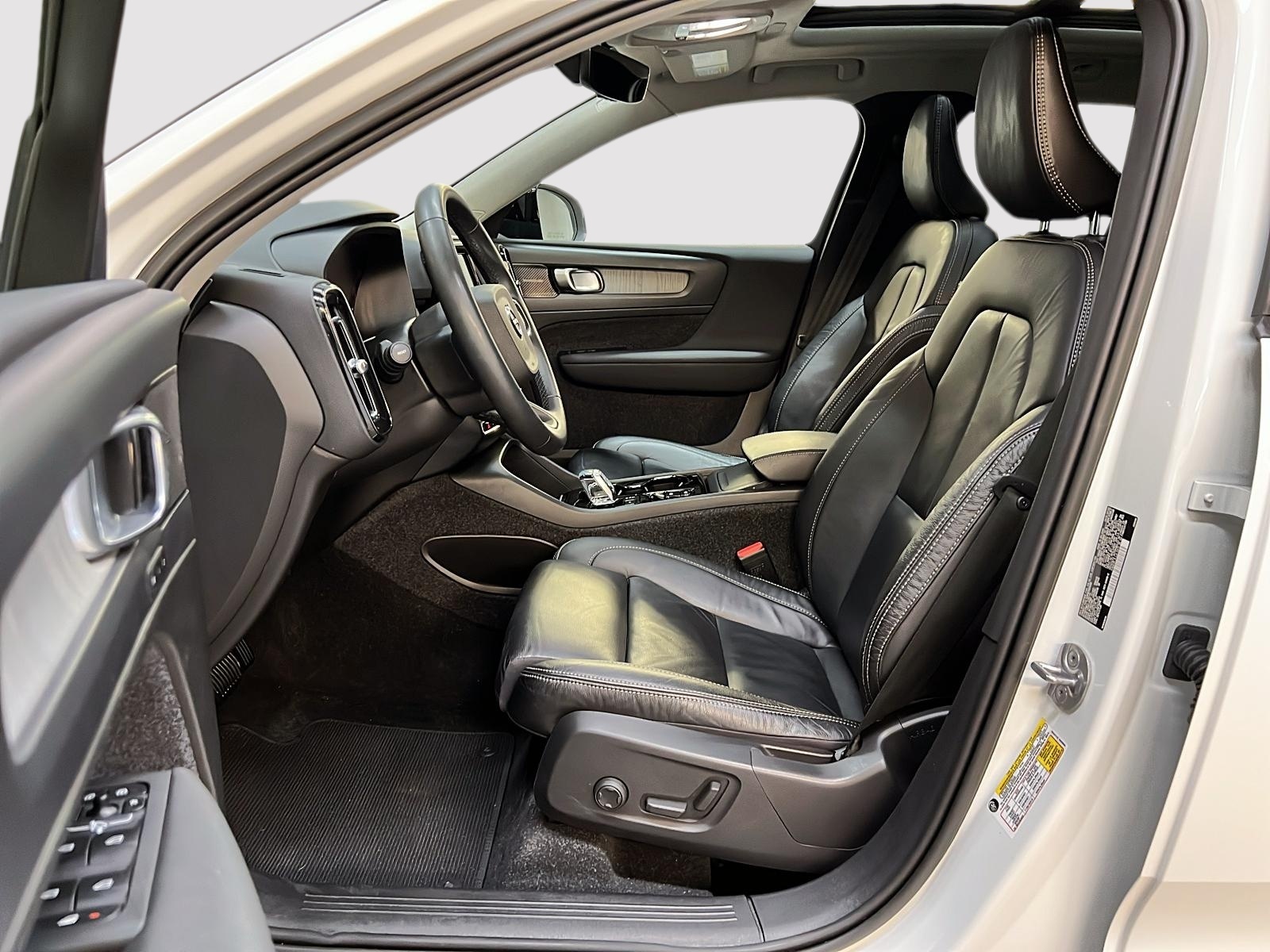 Volvo XC40 ULTIMATE DARK CUIR TOIT PANO NAV 4RM 2023 - image #7