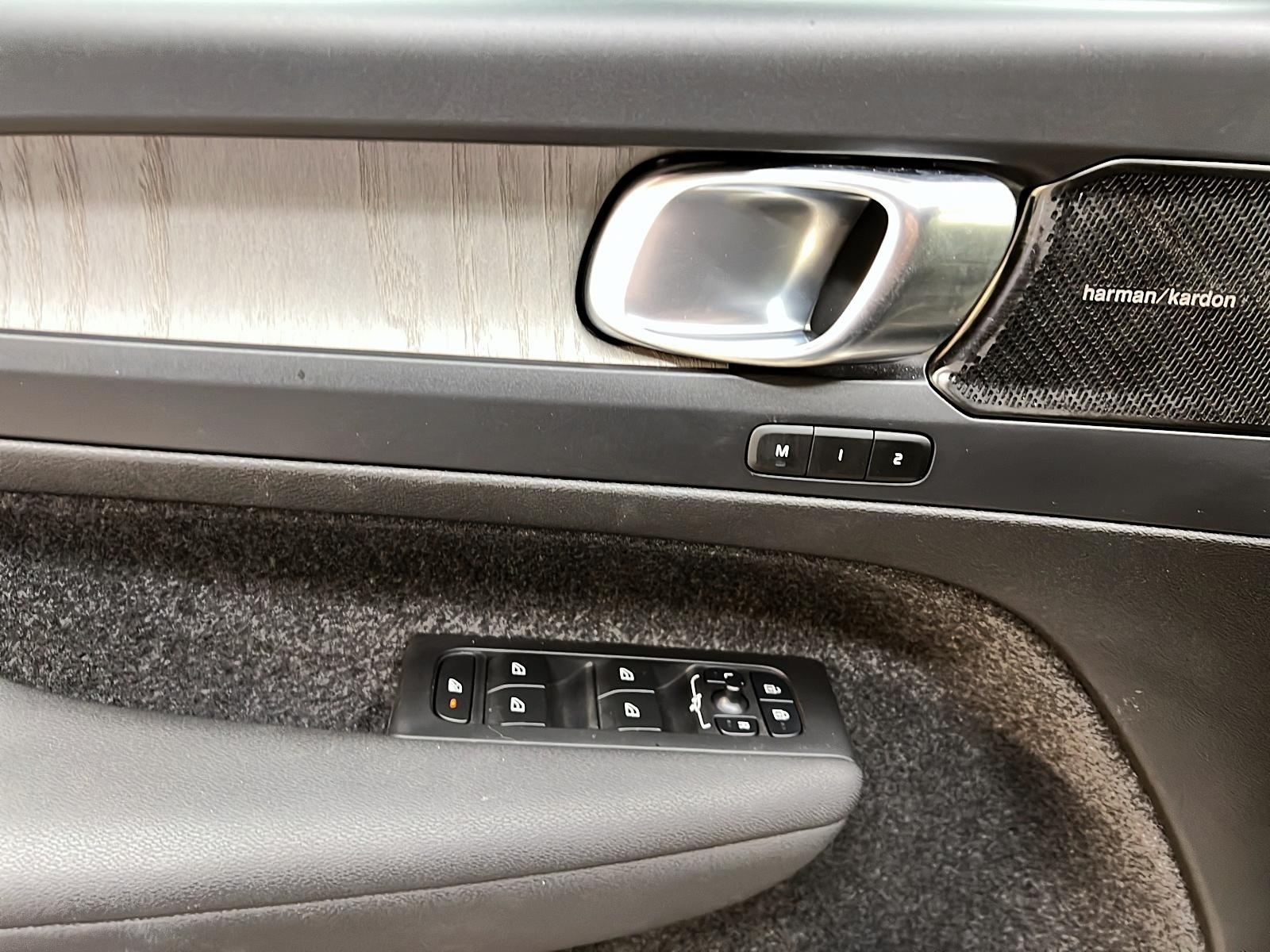 Volvo XC40 ULTIMATE DARK CUIR TOIT PANO NAV 4RM 2023 - image #24