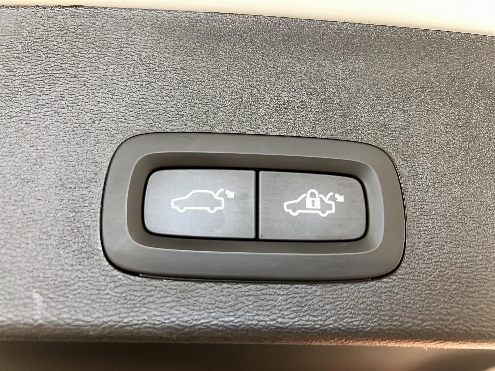 Volvo XC40 ULTIMATE DARK CUIR TOIT PANO NAV 4RM 2023 - image #14