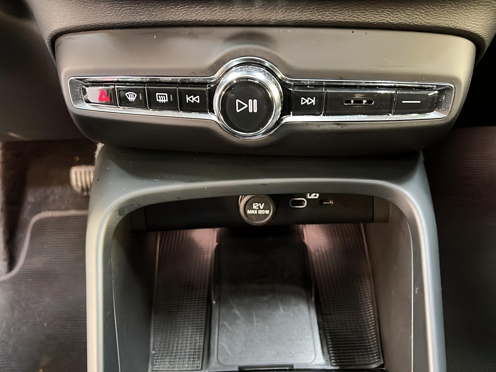 Volvo XC40 ULTIMATE DARK CUIR TOIT PANO NAV 4RM 2023 - image #16