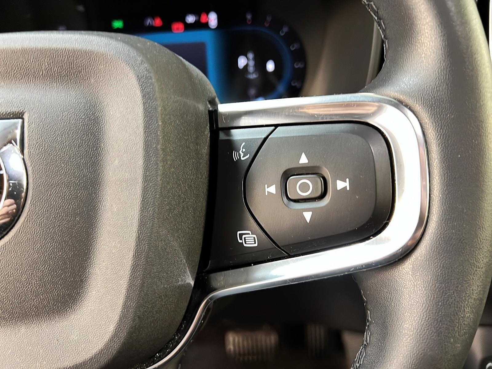 Volvo XC40 ULTIMATE DARK CUIR TOIT PANO NAV 4RM 2023 - image #21