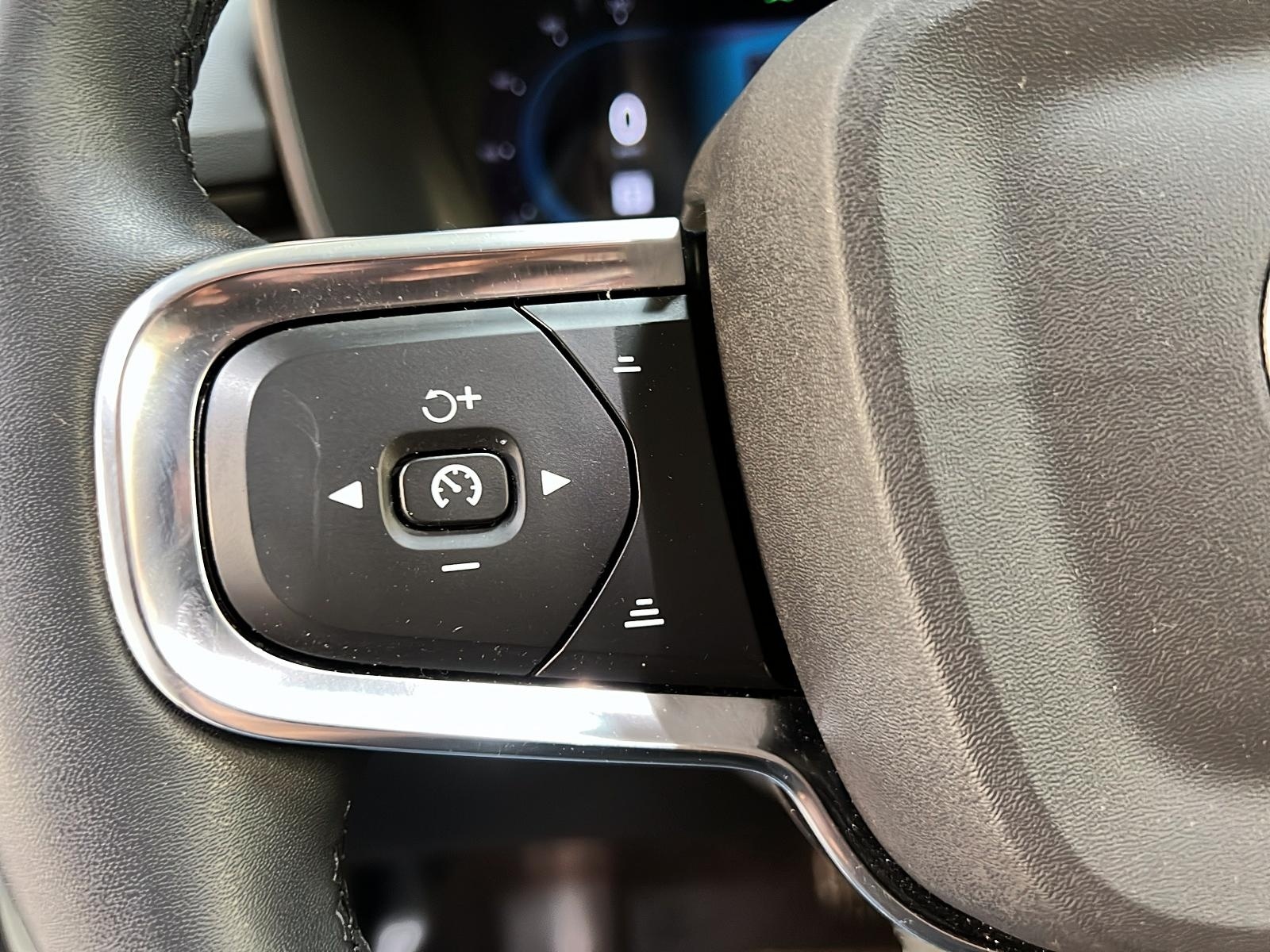 Volvo XC40 ULTIMATE DARK CUIR TOIT PANO NAV 4RM 2023 - image #22