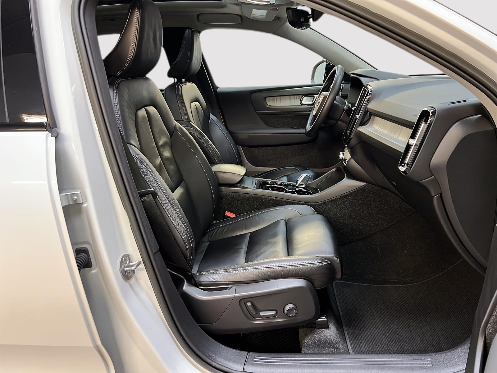 Volvo XC40 ULTIMATE DARK CUIR TOIT PANO NAV 4RM 2023 - image #8