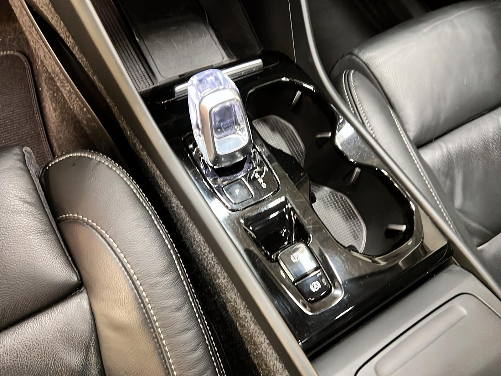 Volvo XC40 ULTIMATE DARK CUIR TOIT PANO NAV 4RM 2023 - image #15