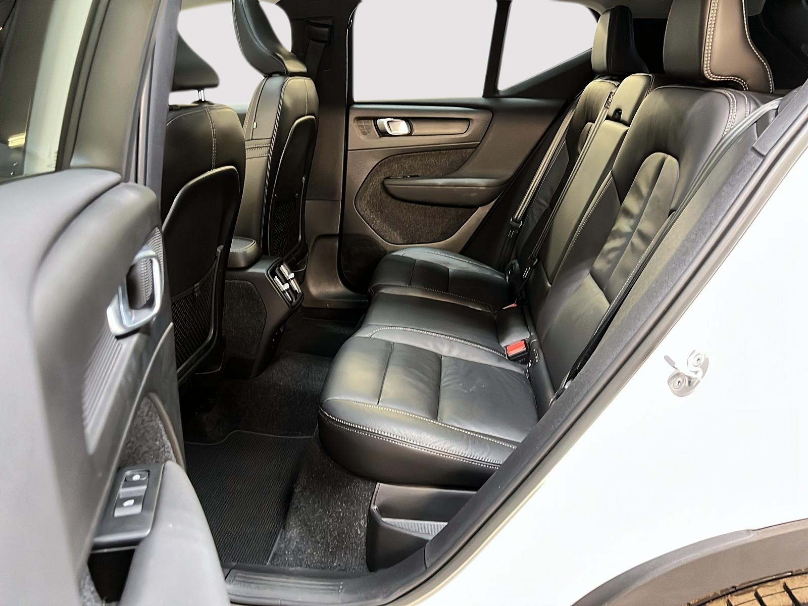 Volvo XC40 ULTIMATE DARK CUIR TOIT PANO NAV 4RM 2023 - image #9