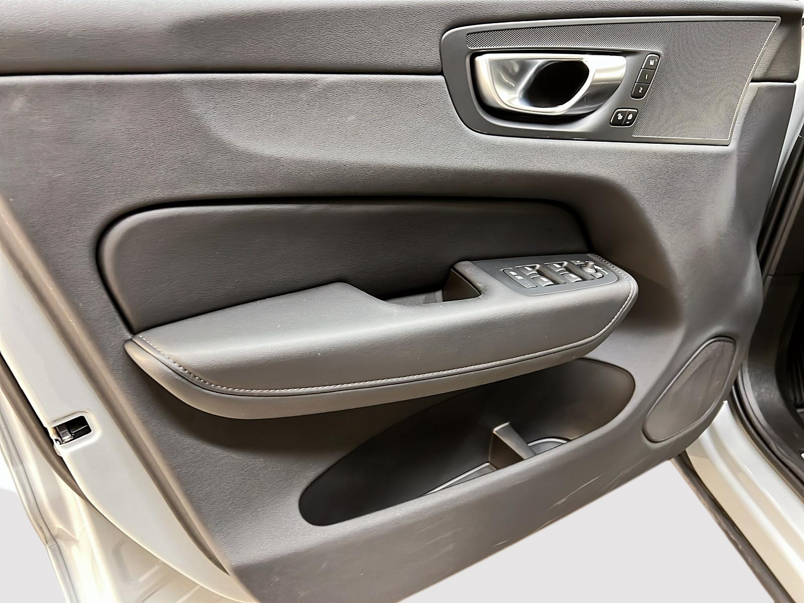 Volvo XC60 B5 PLUS CUIR TOIT PANO NAV 4RM 2025 - image #45